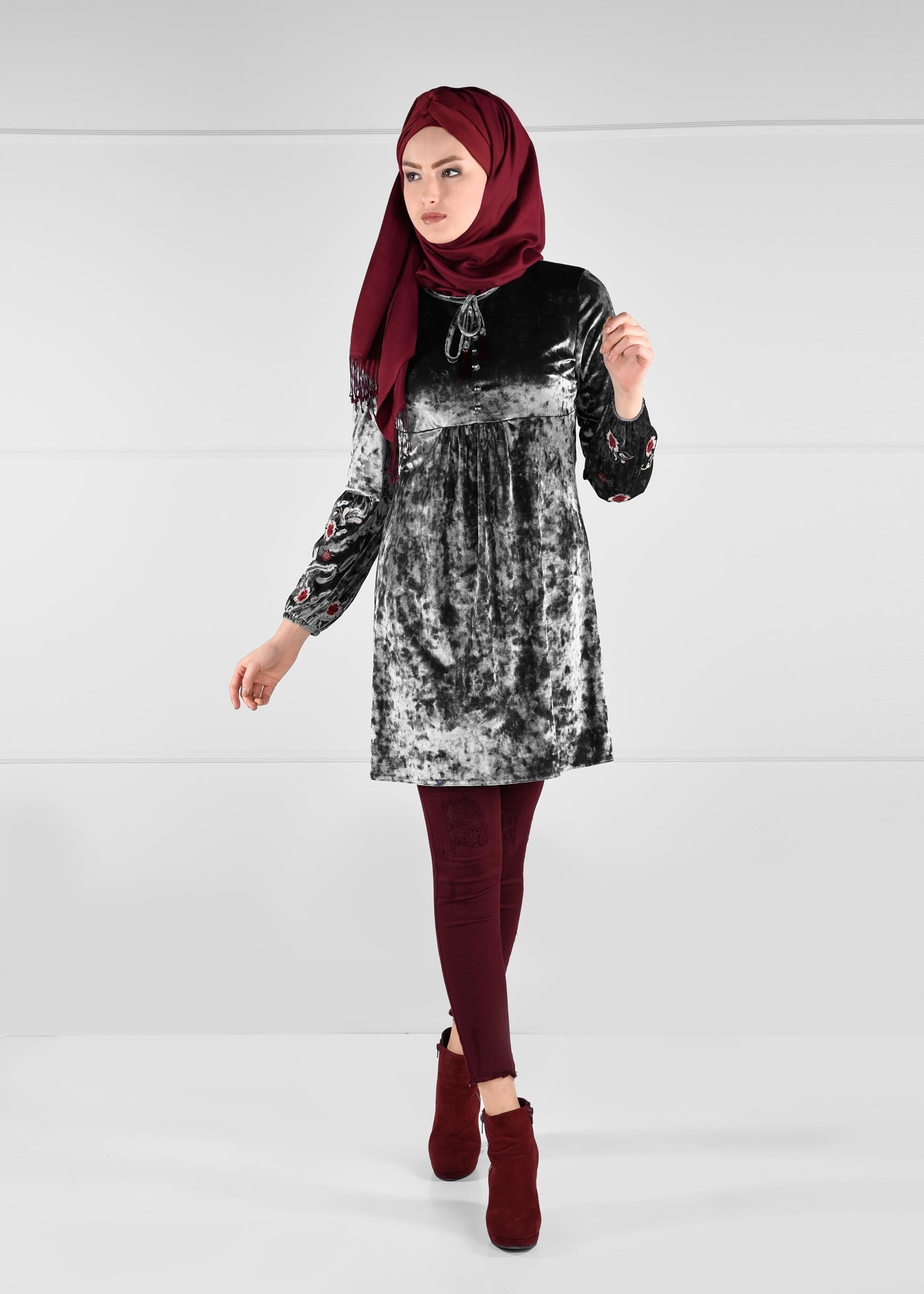 Tesettür giyim GRİ NAKIŞLI MANŞETLERİ LASTİKLİ DÜĞMELİ KADİFE TUNİK 4821