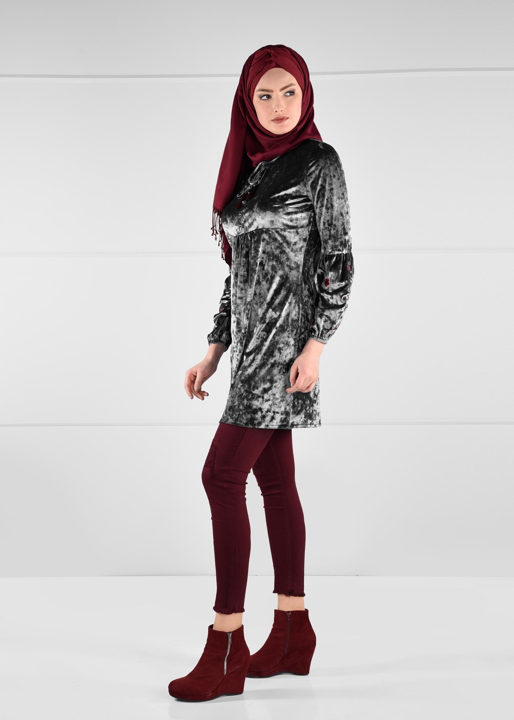 Tesettür giyim GRİ NAKIŞLI MANŞETLERİ LASTİKLİ DÜĞMELİ KADİFE TUNİK 4821