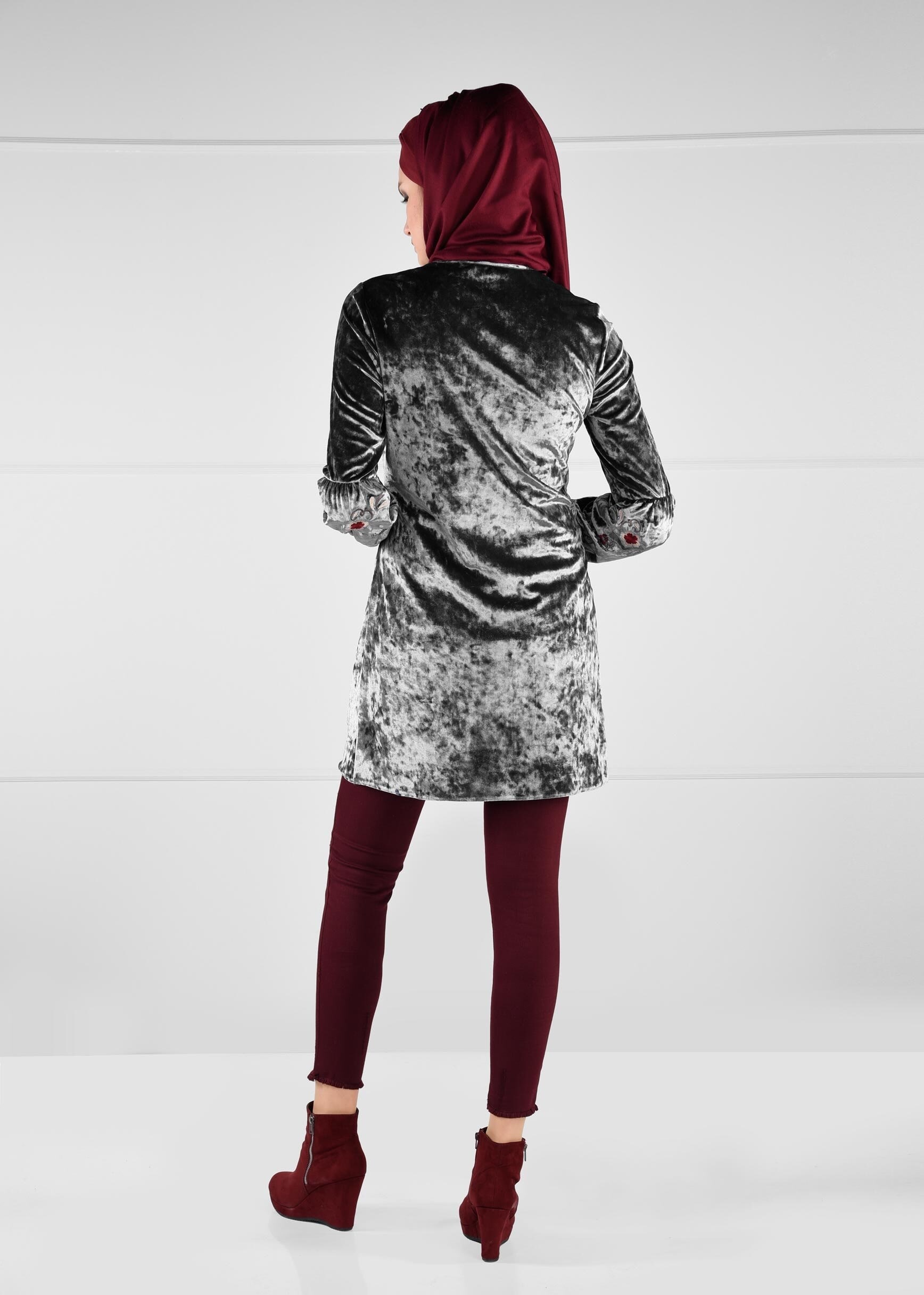 Tesettür giyim GRİ NAKIŞLI MANŞETLERİ LASTİKLİ DÜĞMELİ KADİFE TUNİK 4821