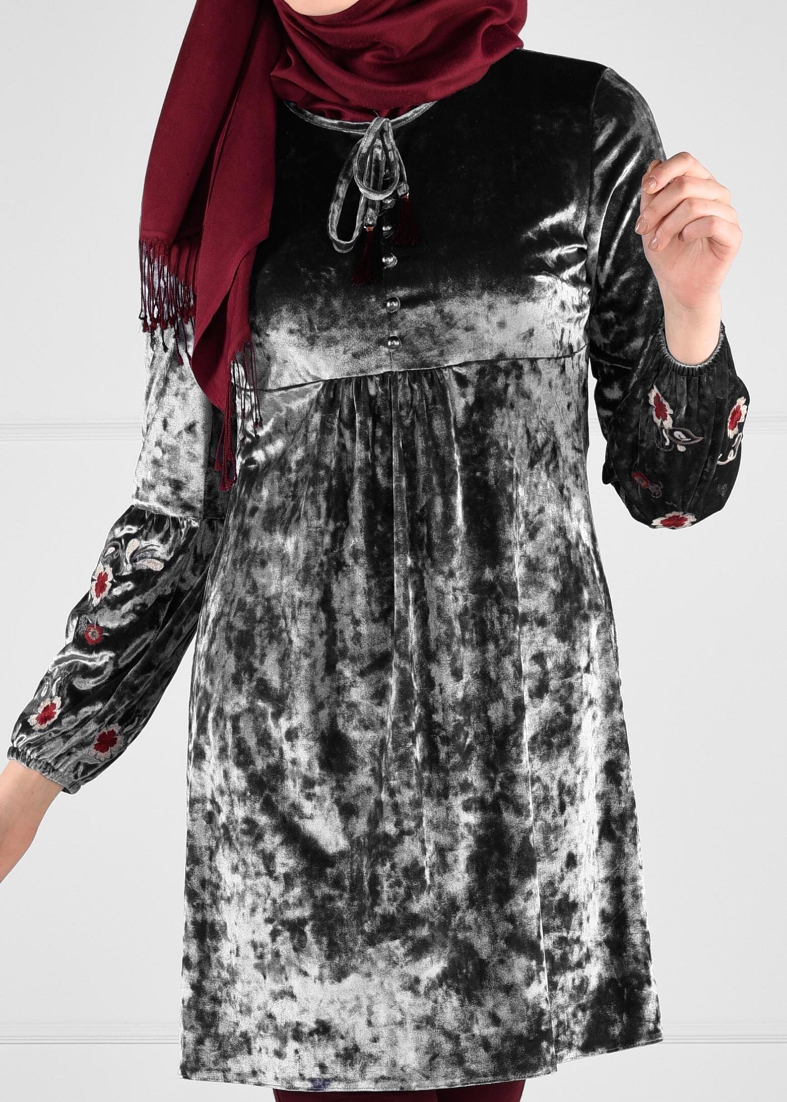 Tesettür giyim GRİ NAKIŞLI MANŞETLERİ LASTİKLİ DÜĞMELİ KADİFE TUNİK 4821