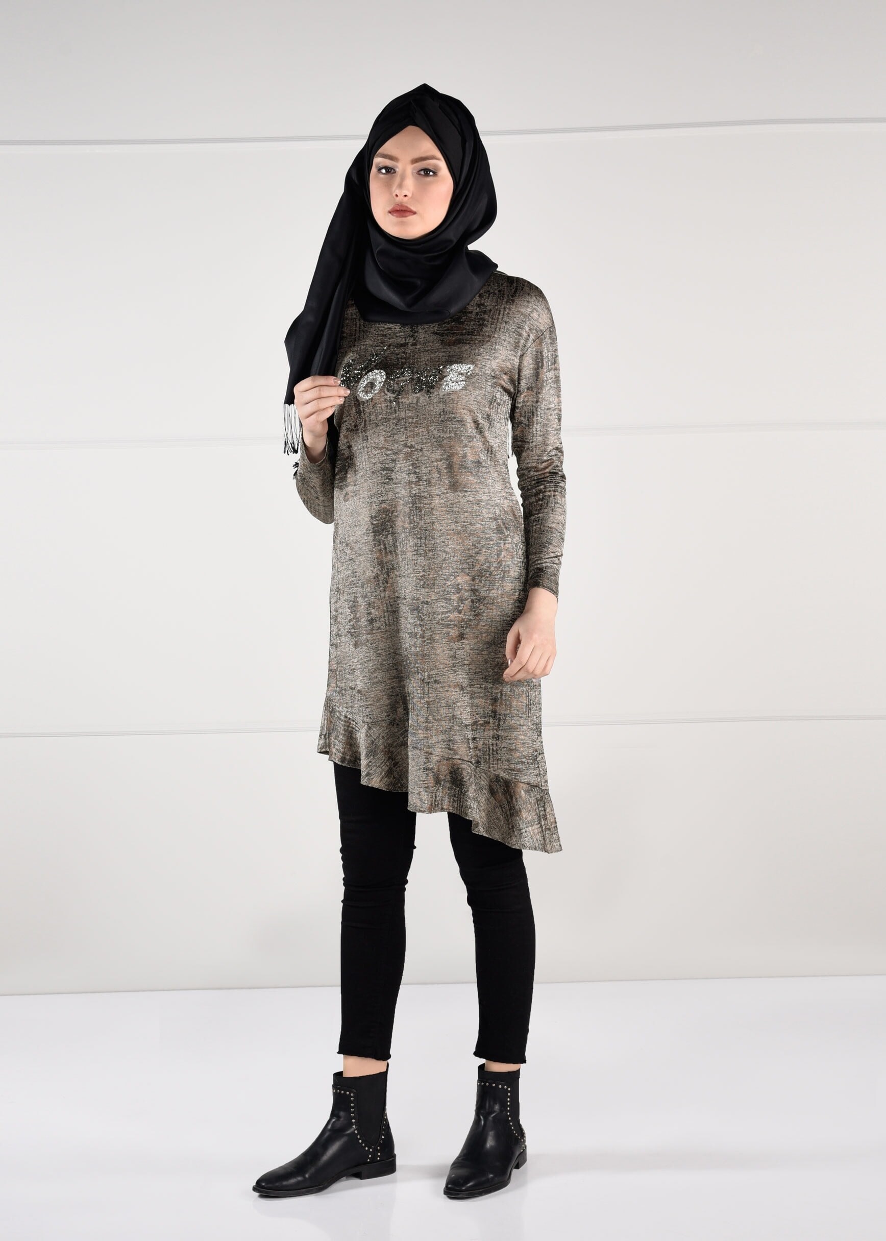 Tesettür giyim BEJ PAYET İŞLEMELİ VOLANLI ASİMETRİK KESİM TUNİK 4829 