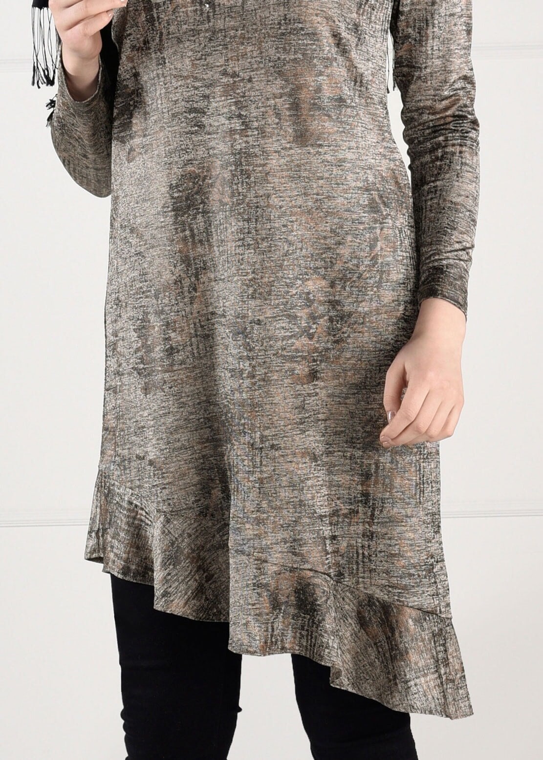 Tesettür giyim BEJ PAYET İŞLEMELİ VOLANLI ASİMETRİK KESİM TUNİK 4829 