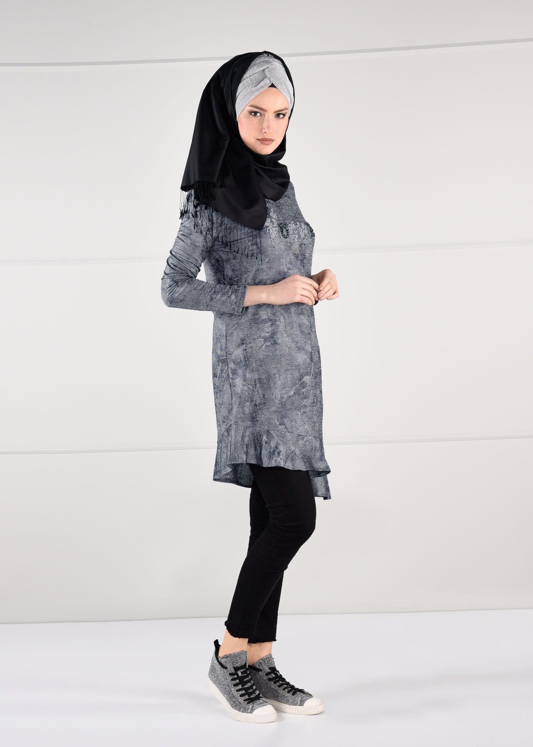 Tesettür giyim GRİ PAYET İŞLEMELİ VOLANLI ASİMETRİK KESİM TUNİK 4829 
