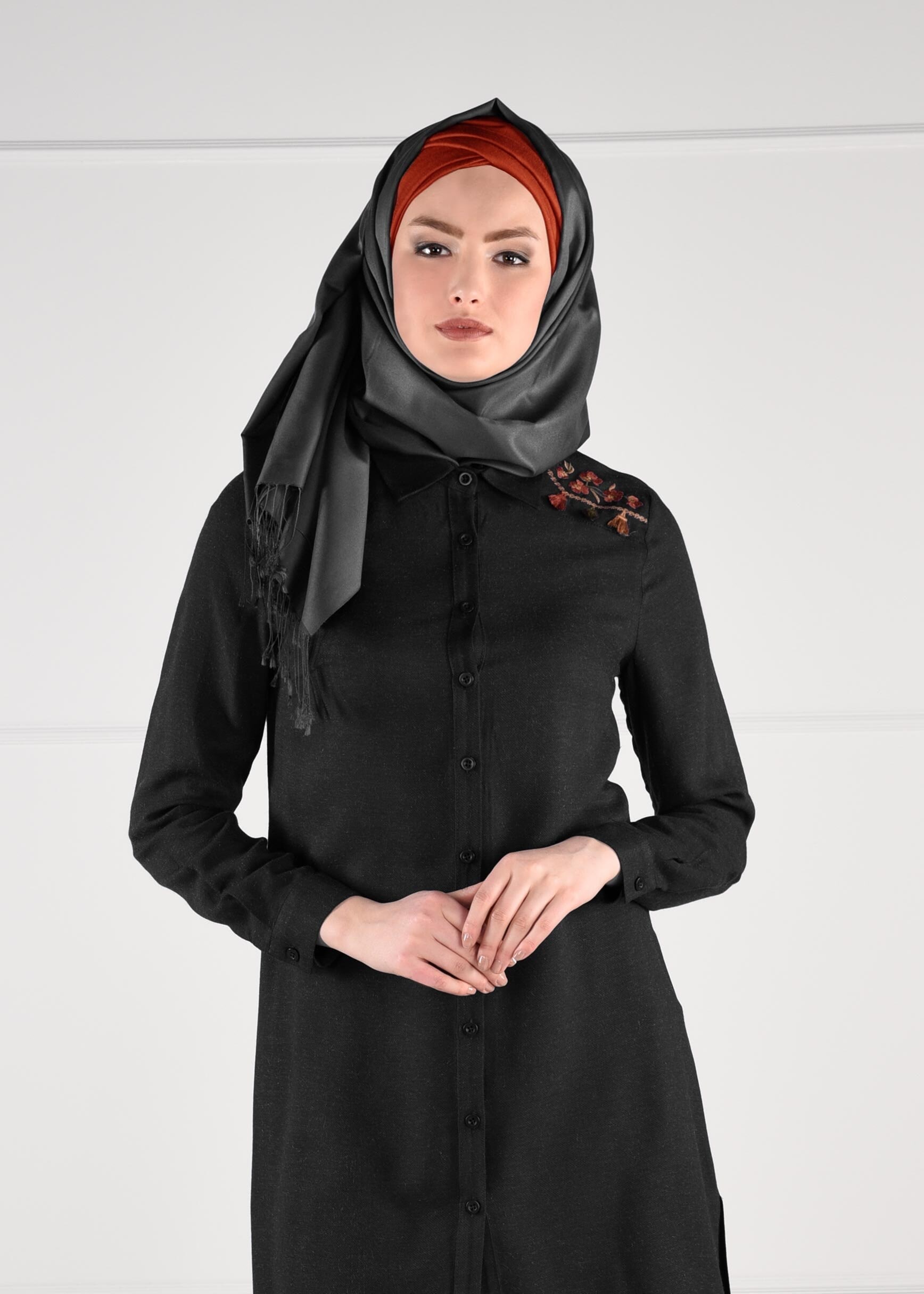 Tesettür giyim SİYAH YANLARI YIRTMAÇLI NAKIŞ DETAYLI TUNİK 4832