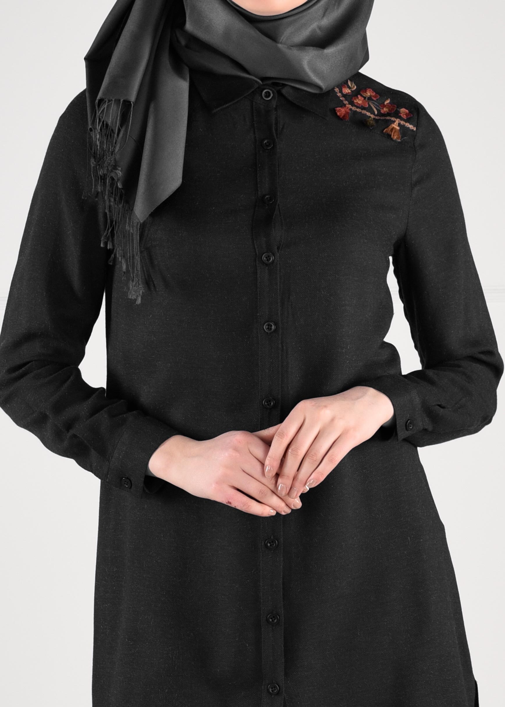 Tesettür giyim SİYAH YANLARI YIRTMAÇLI NAKIŞ DETAYLI TUNİK 4832