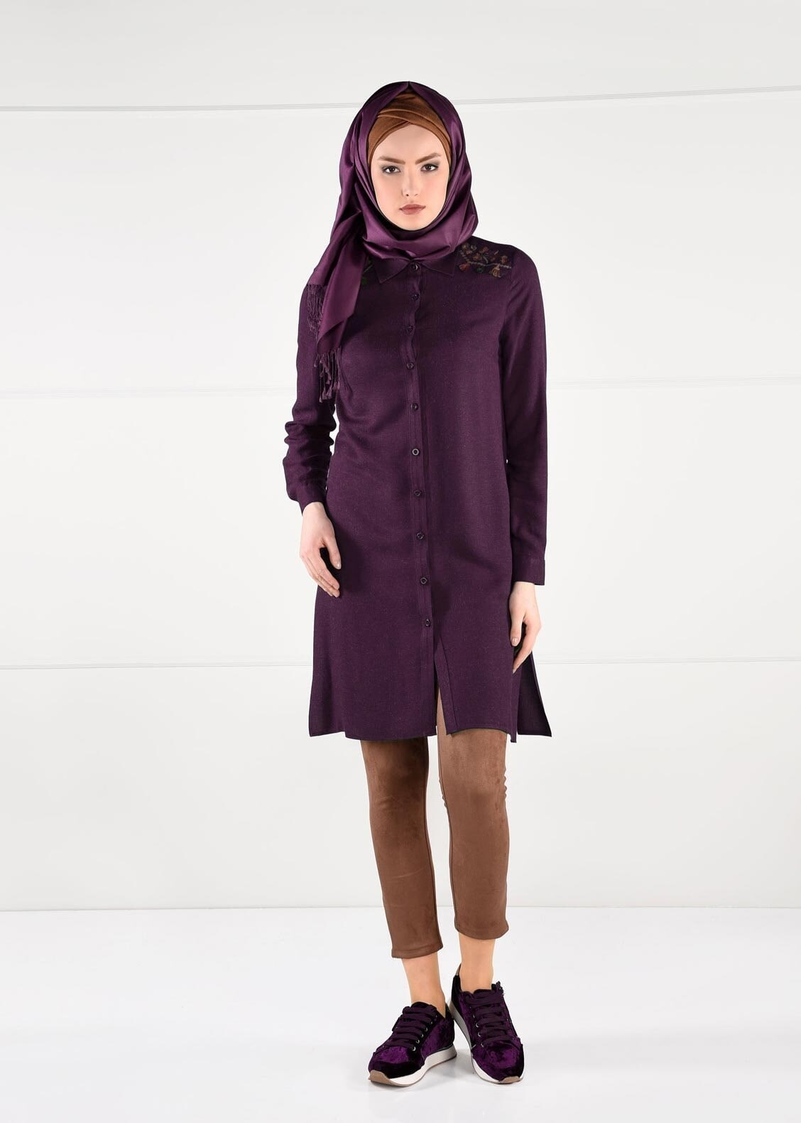 Tesettür giyim MOR YANLARI YIRTMAÇLI NAKIŞ DETAYLI TUNİK 4832