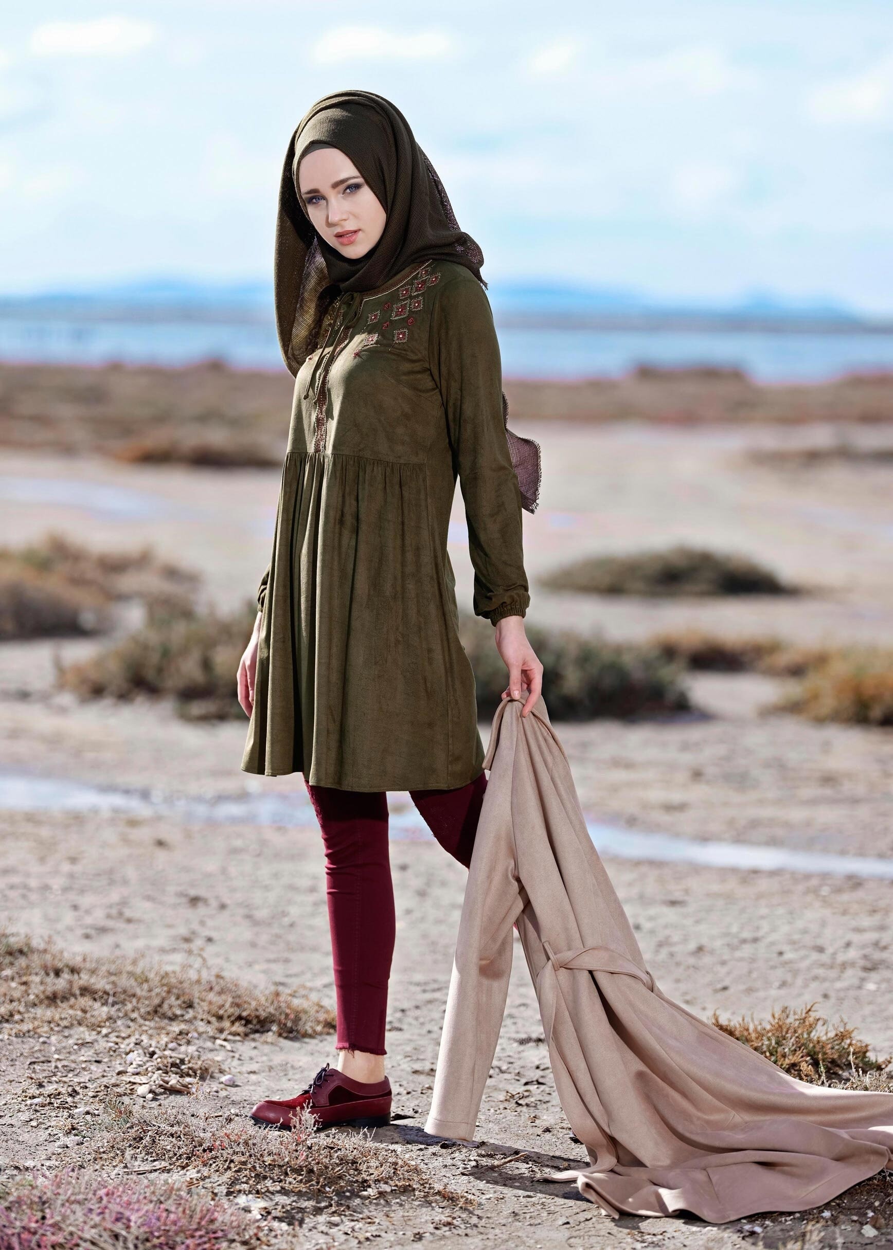 Tesettür giyim KAHVE NAKIŞ BONCUK İŞLEMELİ TUNİK 4841