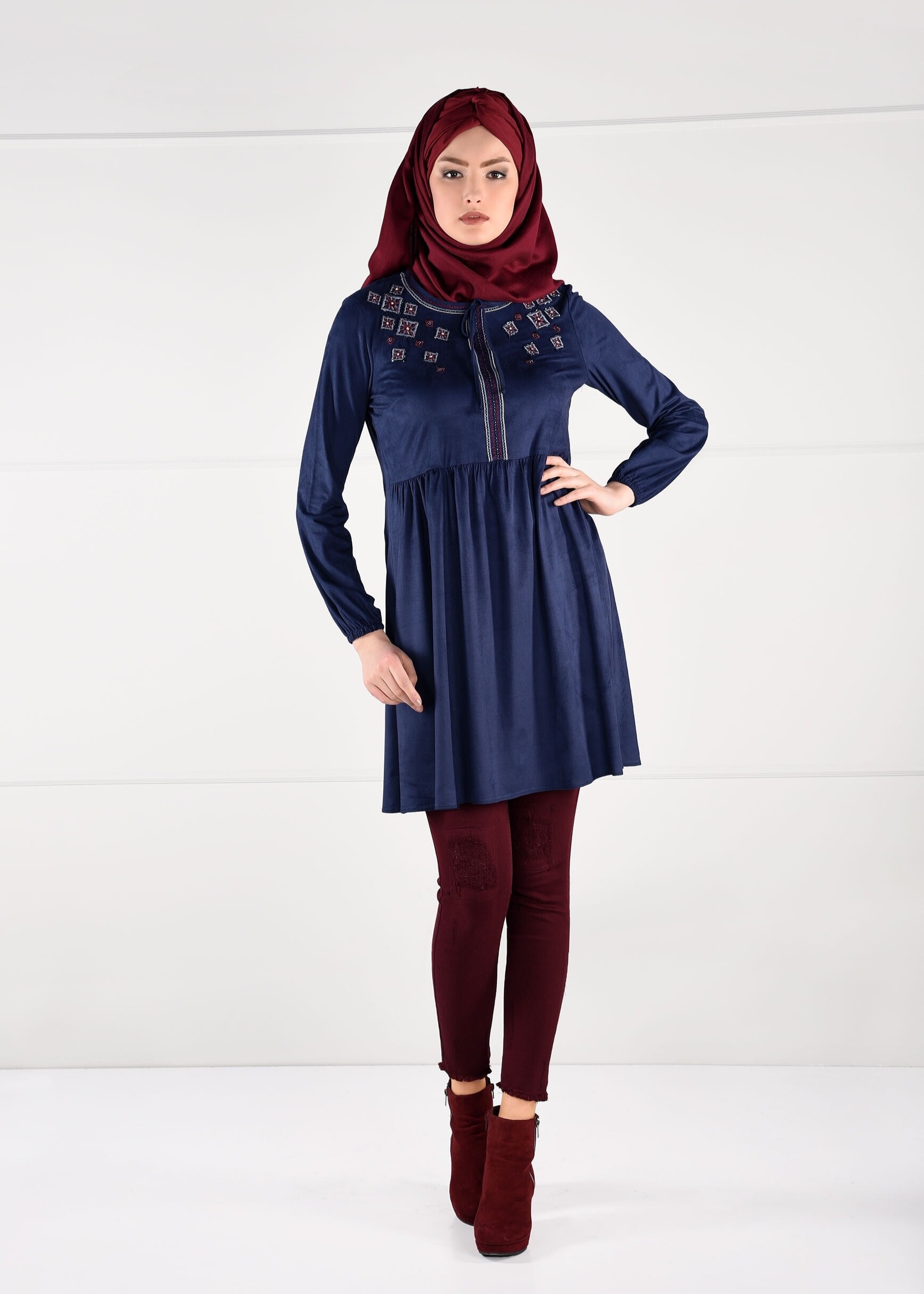 Tesettür giyim LACİVERT NAKIŞ BONCUK İŞLEMELİ TUNİK 4841