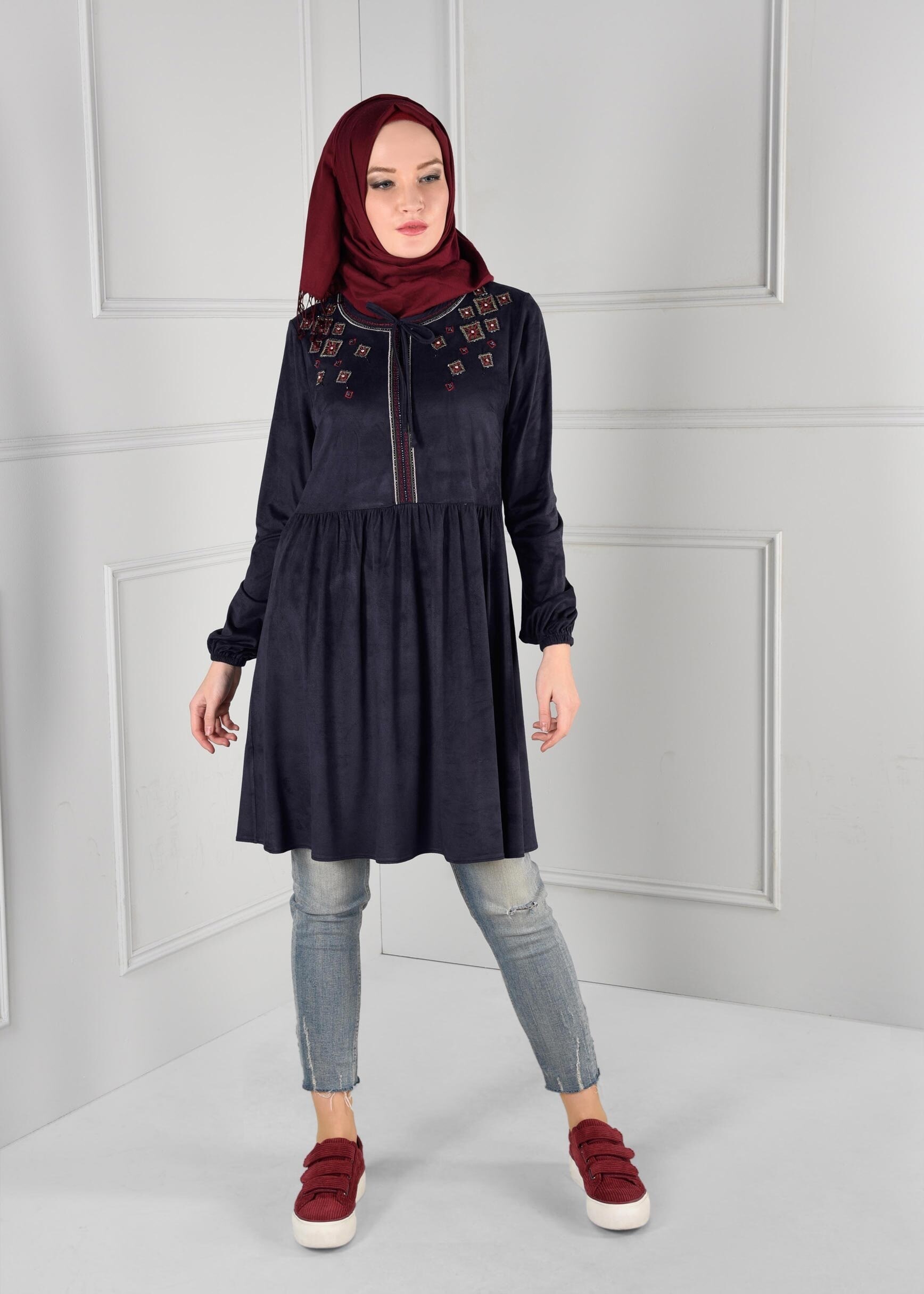 Tesettür giyim LACİVERT NAKIŞ BONCUK İŞLEMELİ TUNİK 4841