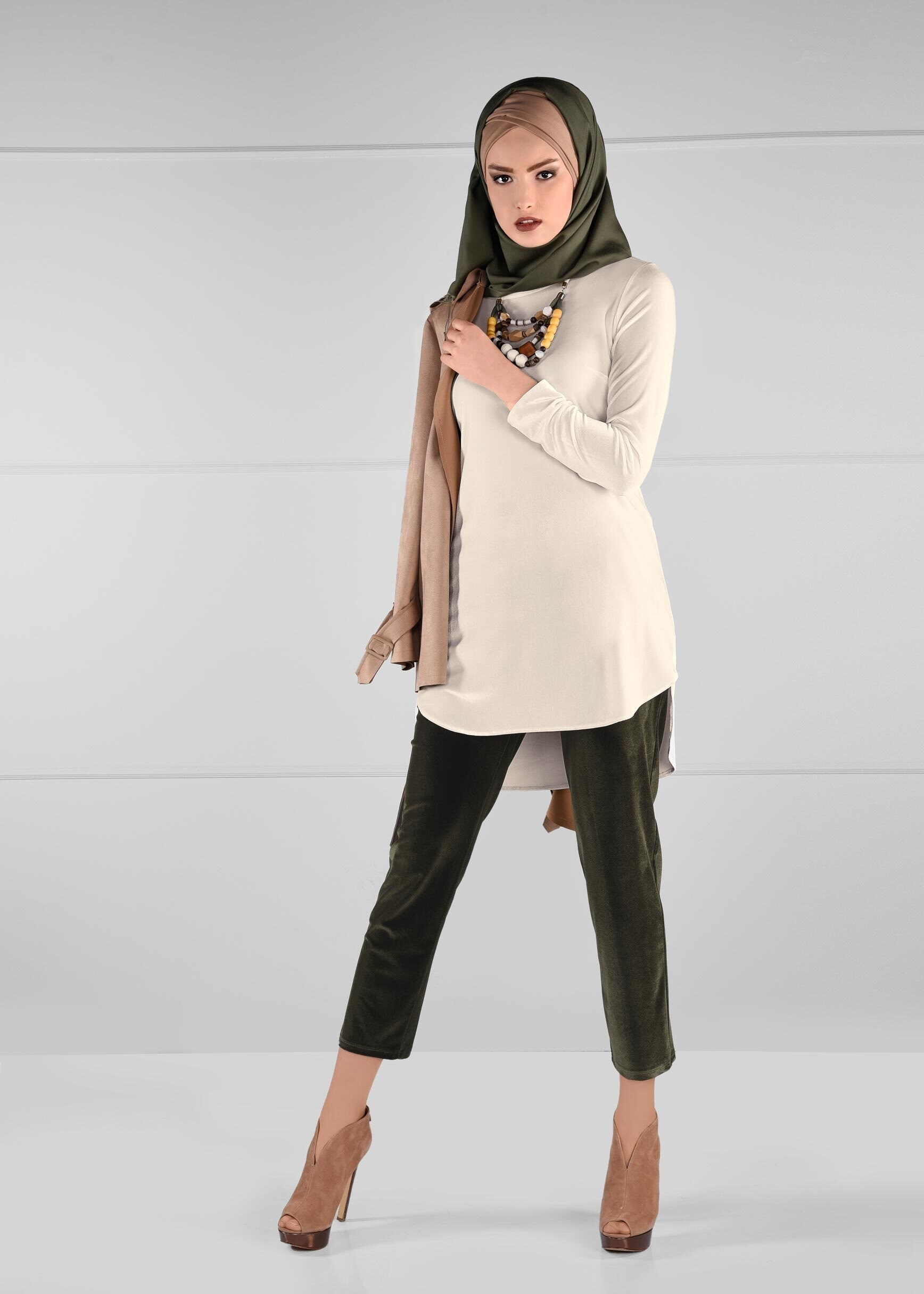 Tesettür giyim BEYAZ ASİMETRİK KESİM KADİFE TUNİK 4842