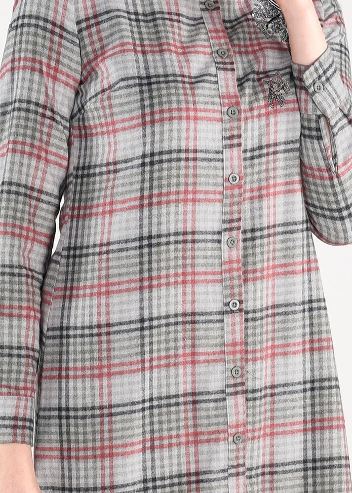 Tesettür giyim KIRMIZI PAYET İŞLEMELİ DÜĞMELİ EKOSE TUNİK 4853