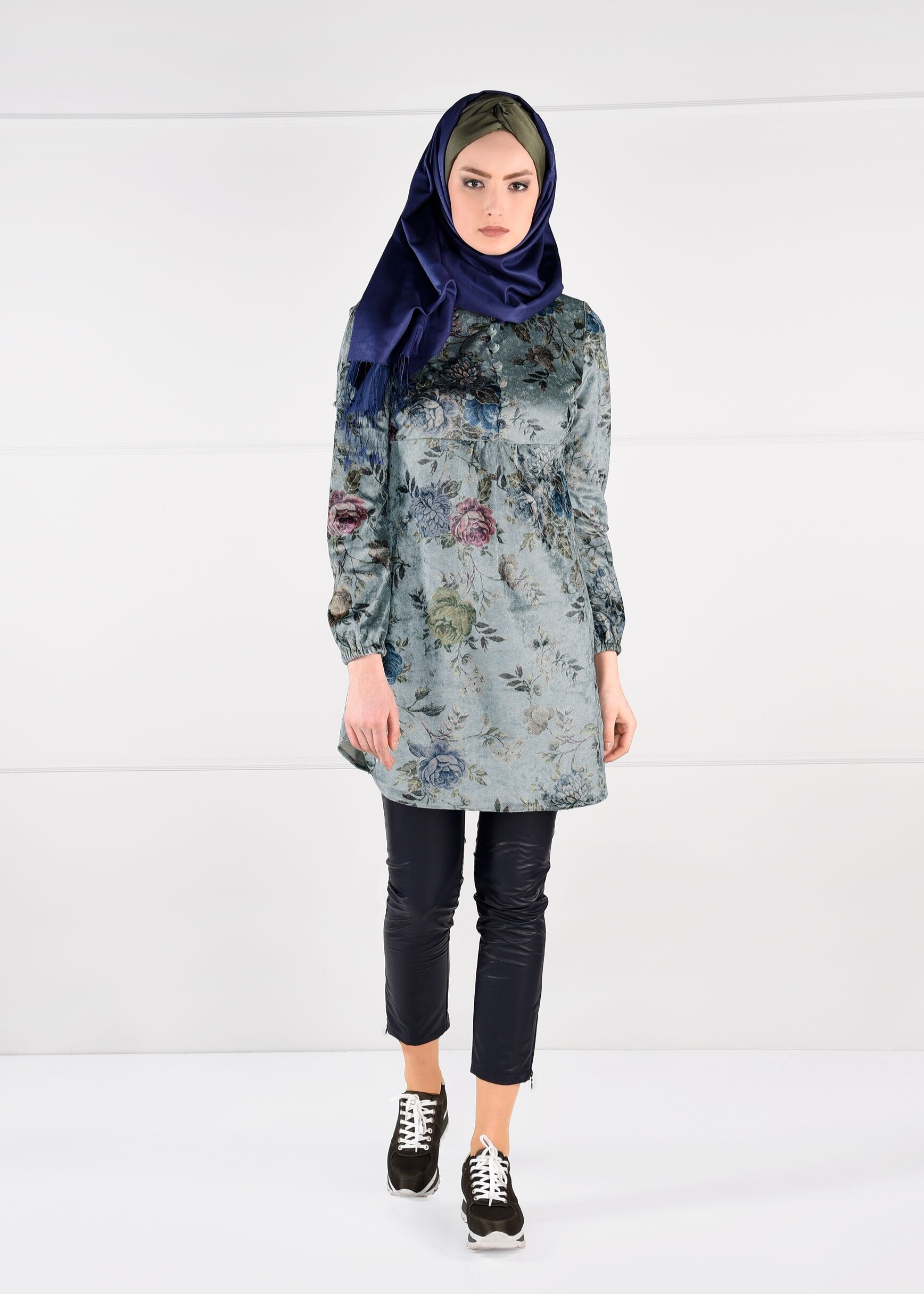 Tesettür giyim MAVİ MANŞETLERİ LASTİKLİ ÇİÇEK DESENLİ KADİFE TUNİK 4856 