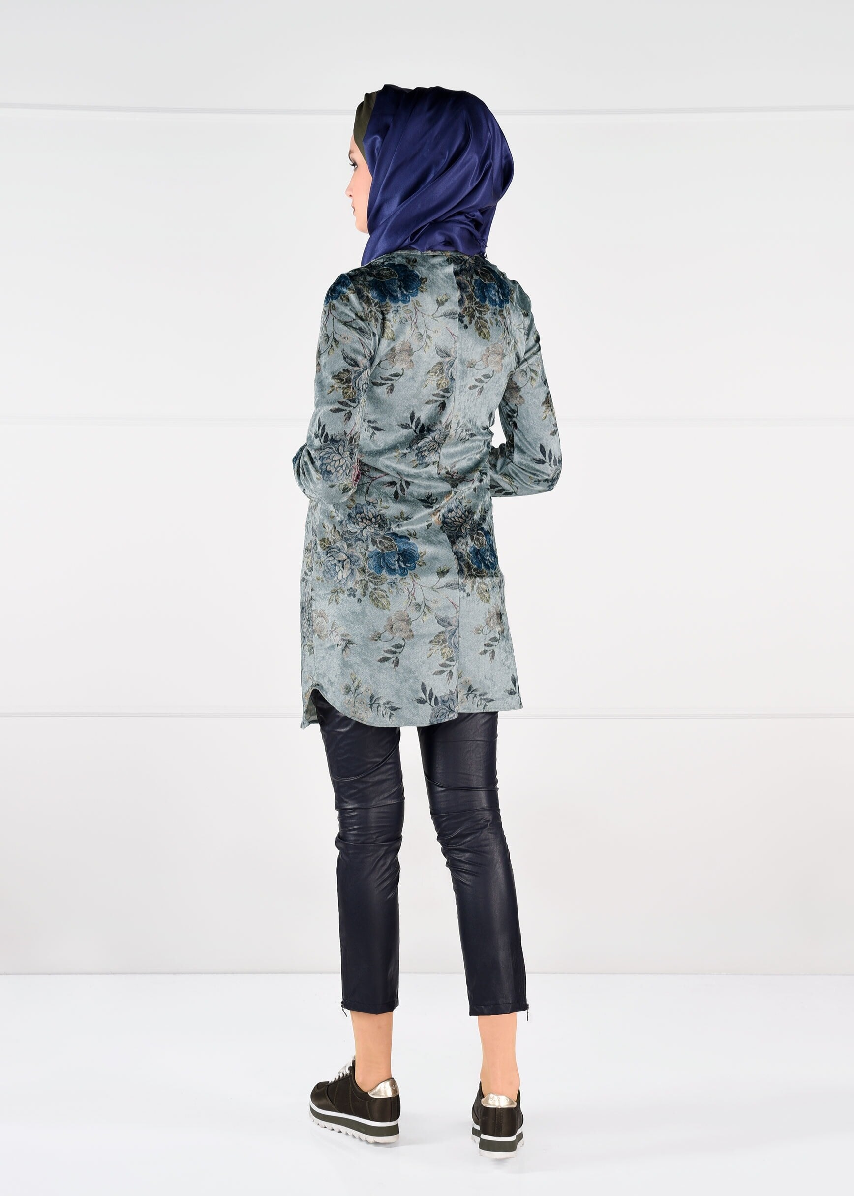 Tesettür giyim MAVİ MANŞETLERİ LASTİKLİ ÇİÇEK DESENLİ KADİFE TUNİK 4856 