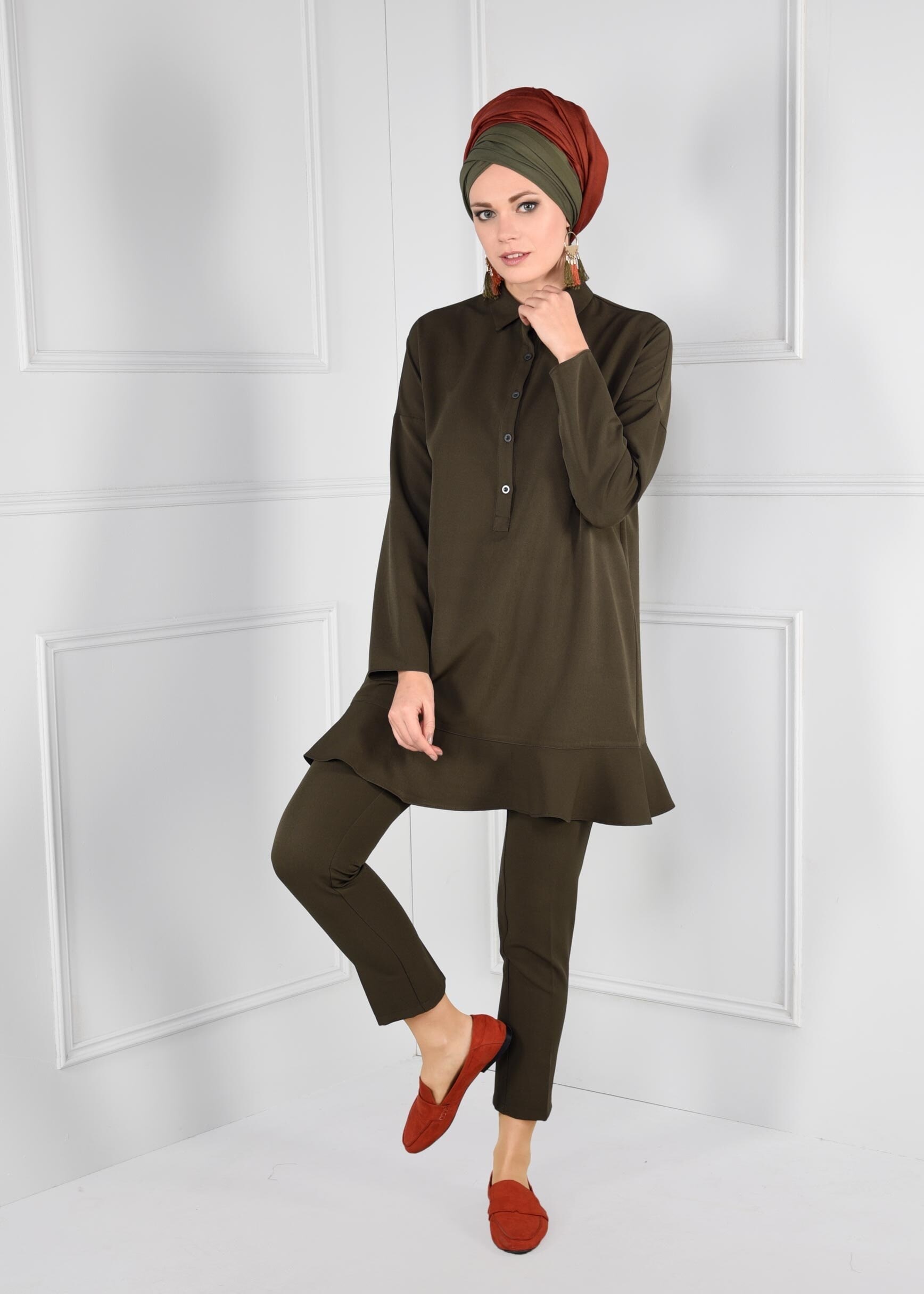 Tesettür giyim HAKİ YAKASI DÜĞMELİ VOLANLI GENİŞ KESİM TUNİK 4864