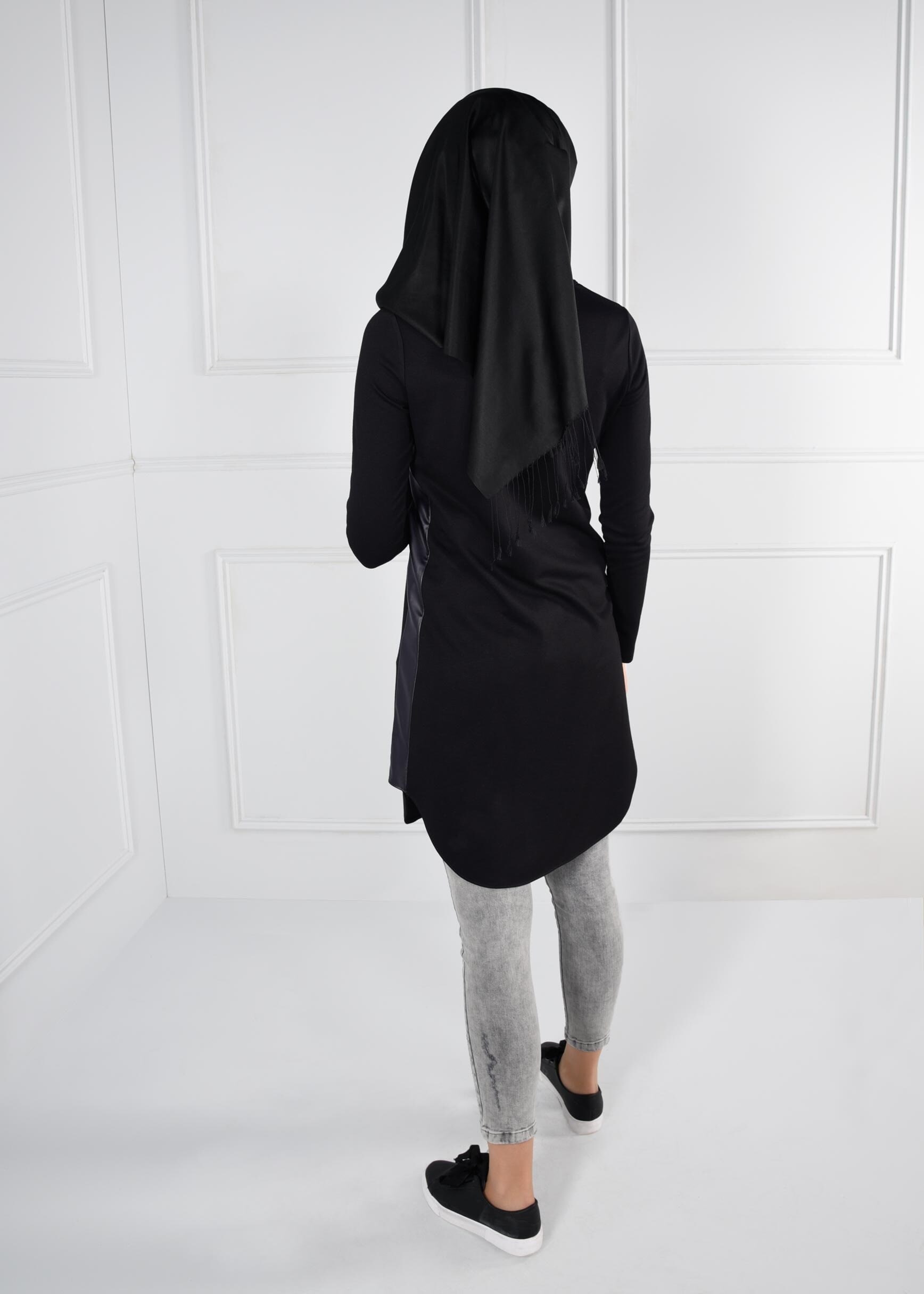 Tesettür giyim SİYAH YANLARI DERİ BİYE ŞERİT DETAYLI TUNİK 4995