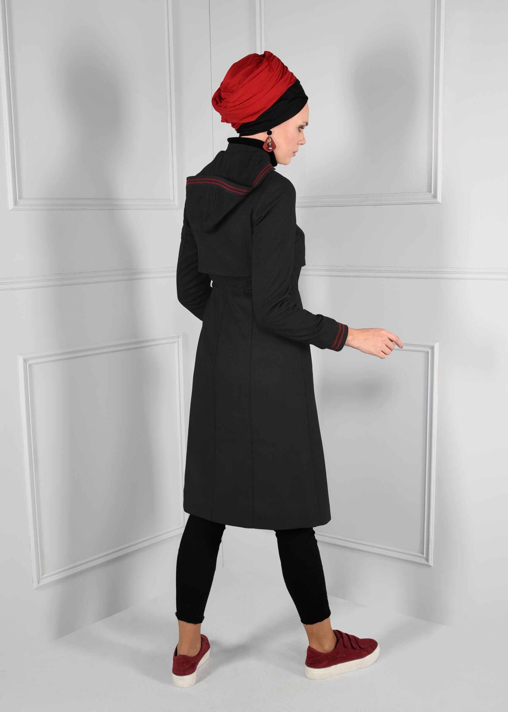 Tesettür giyim SİYAH HAKİM YAKA KAPÜŞONLU BELDEN BAĞCIKLI TRENÇKOT 1135 