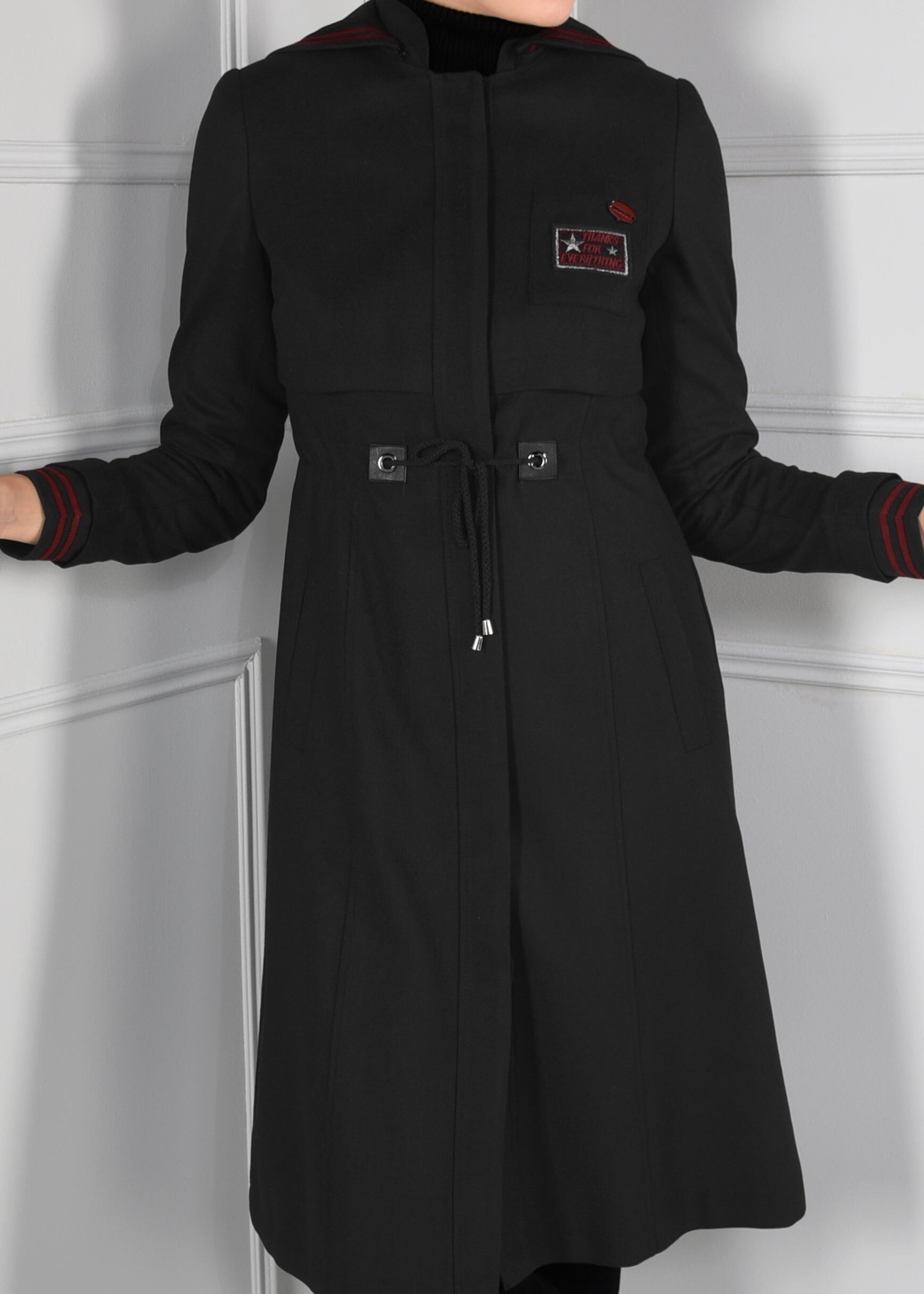 Tesettür giyim SİYAH HAKİM YAKA KAPÜŞONLU BELDEN BAĞCIKLI TRENÇKOT 1135 