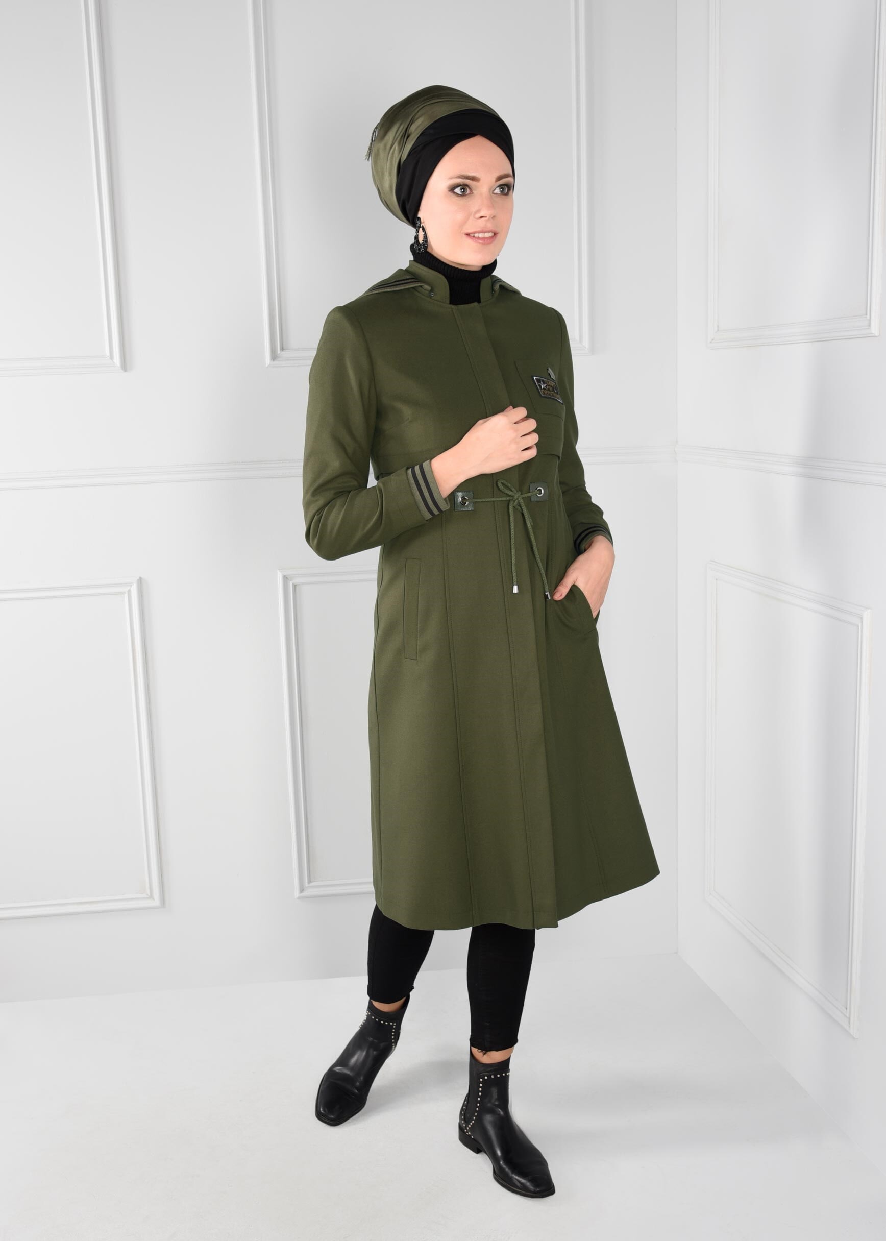 Tesettür giyim HAKİ HAKİM YAKA KAPÜŞONLU BELDEN BAĞCIKLI TRENÇKOT 1135 