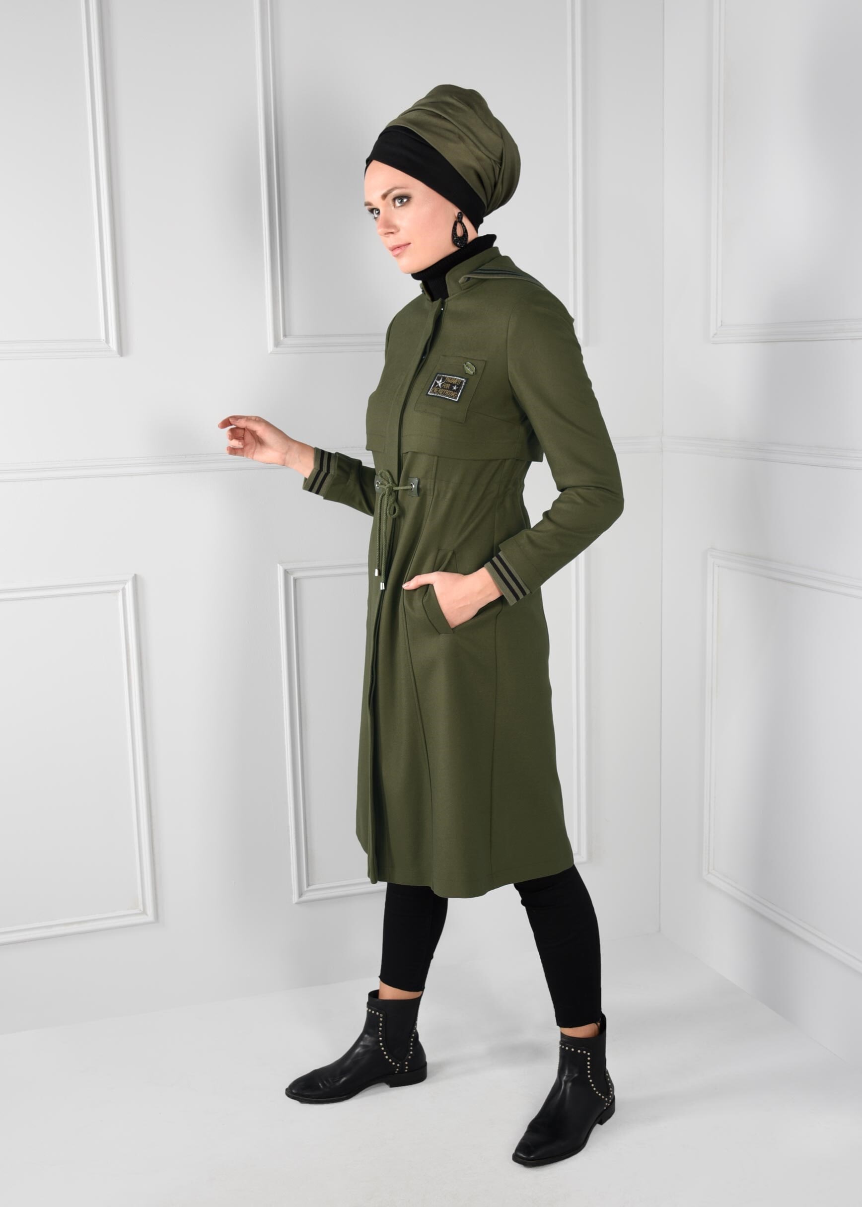 Tesettür giyim HAKİ HAKİM YAKA KAPÜŞONLU BELDEN BAĞCIKLI TRENÇKOT 1135 