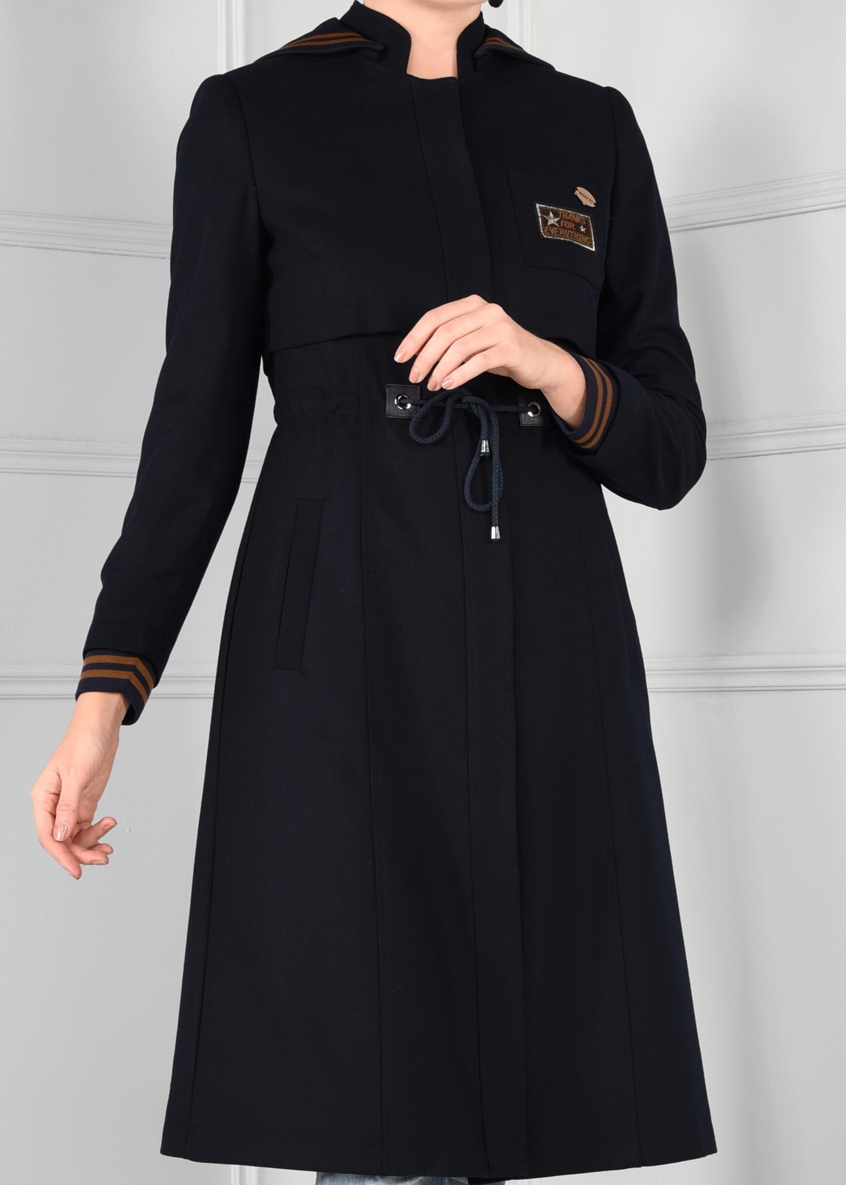 Tesettür giyim LACİVERT HAKİM YAKA KAPÜŞONLU BELDEN BAĞCIKLI TRENÇKOT 1135 