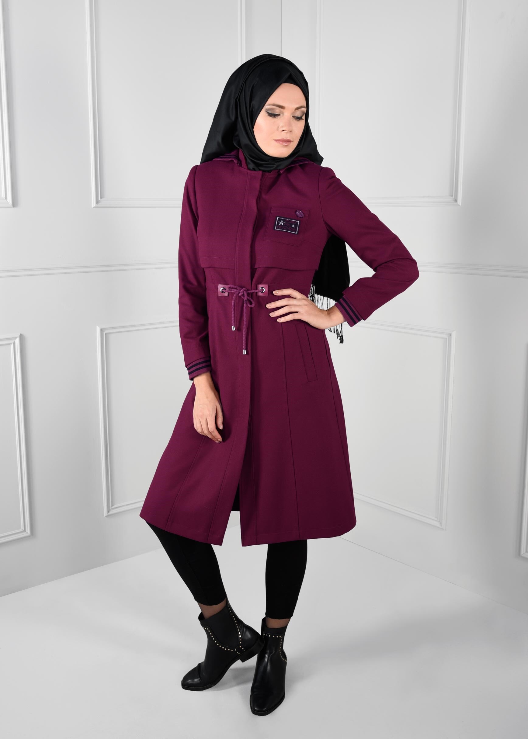Tesettür giyim MOR HAKİM YAKA KAPÜŞONLU BELDEN BAĞCIKLI TRENÇKOT 1135 