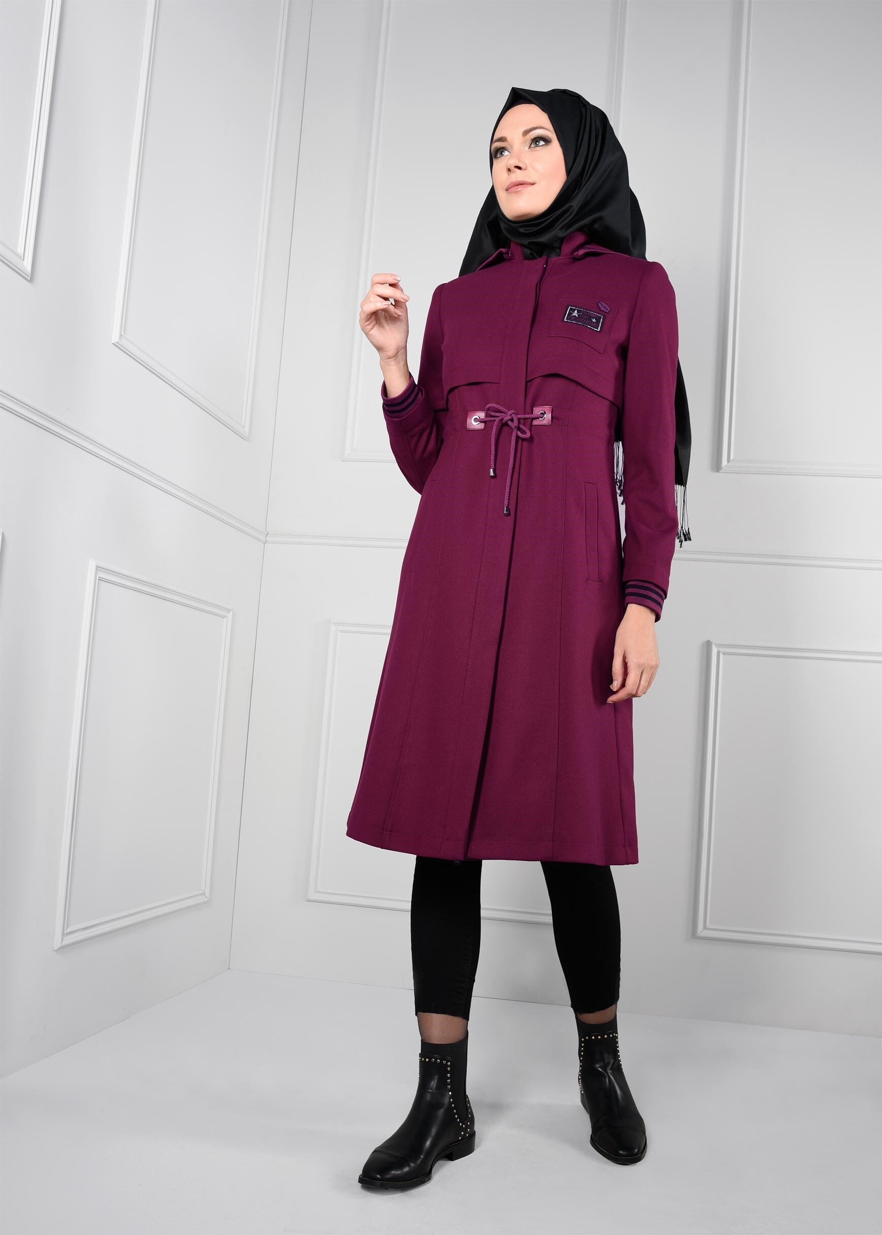 Tesettür giyim MOR HAKİM YAKA KAPÜŞONLU BELDEN BAĞCIKLI TRENÇKOT 1135 