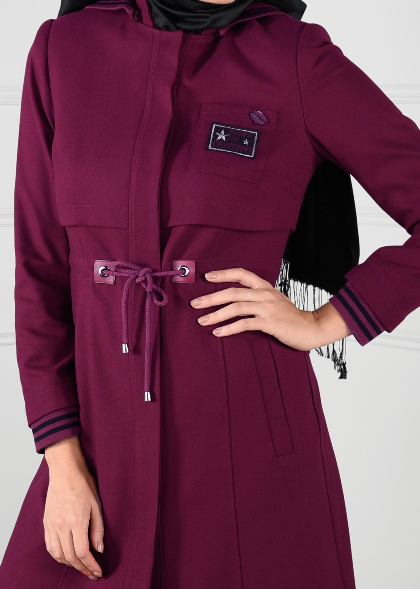 Tesettür giyim MOR HAKİM YAKA KAPÜŞONLU BELDEN BAĞCIKLI TRENÇKOT 1135 