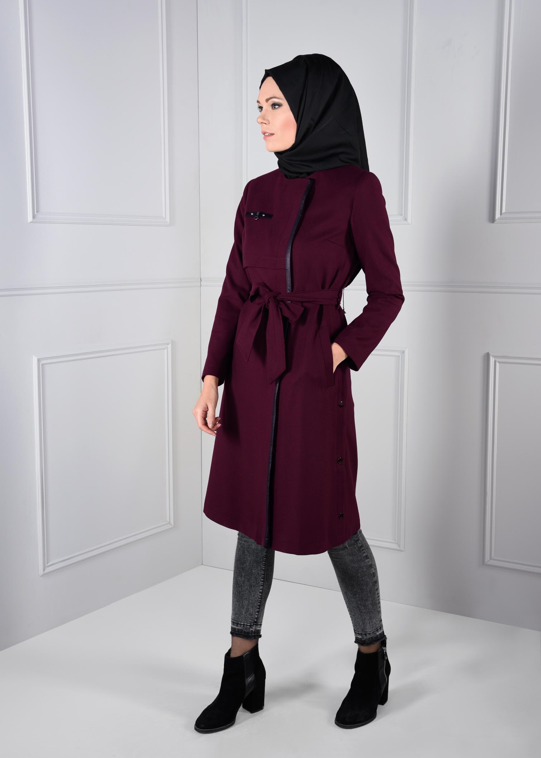 Tesettür giyim BORDO YANLARI ZIMBALI KUŞAKLI KRUVAZE TRENÇKOT 1143