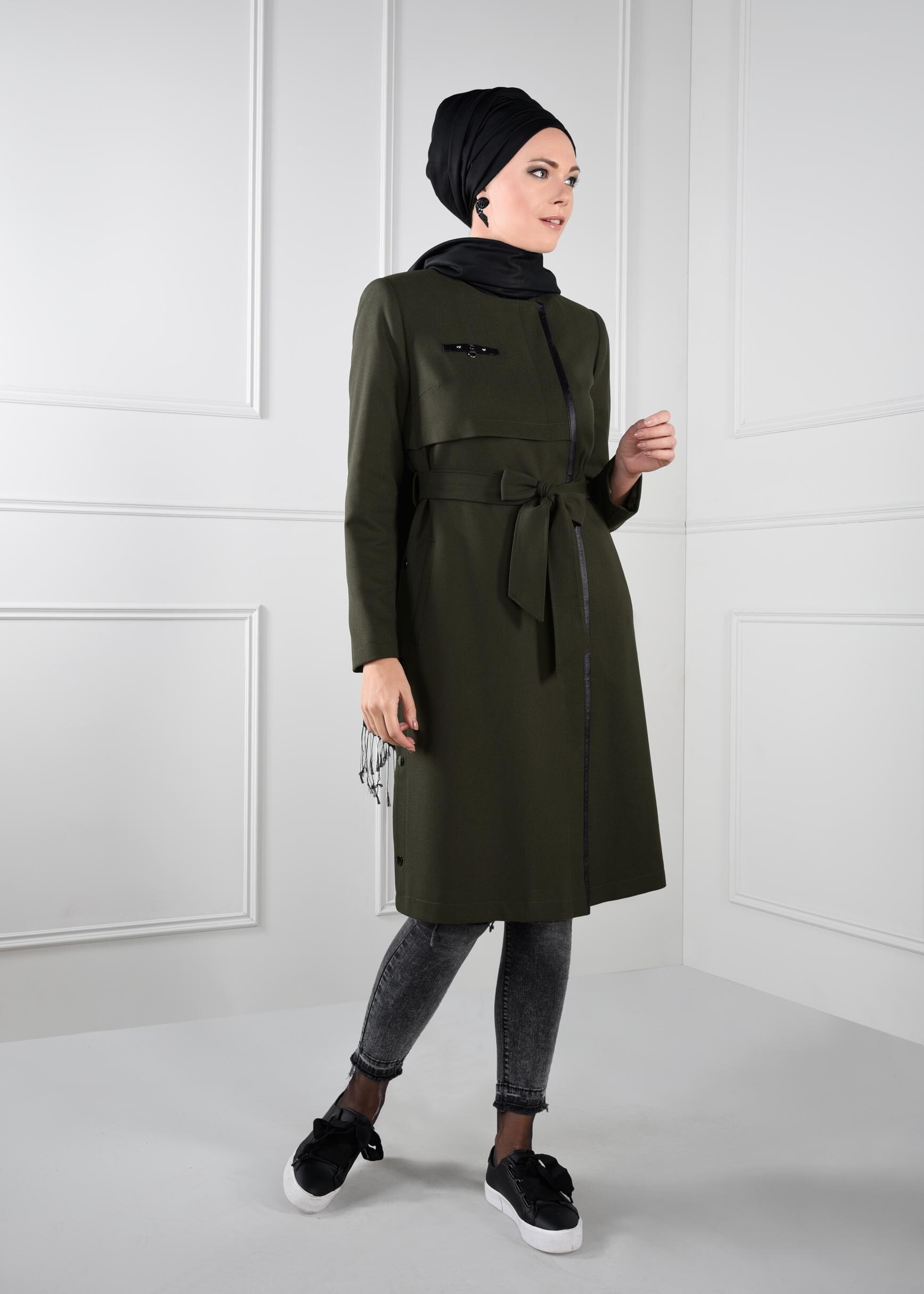 Tesettür giyim HAKİ YANLARI ZIMBALI KUŞAKLI KRUVAZE TRENÇKOT 1143