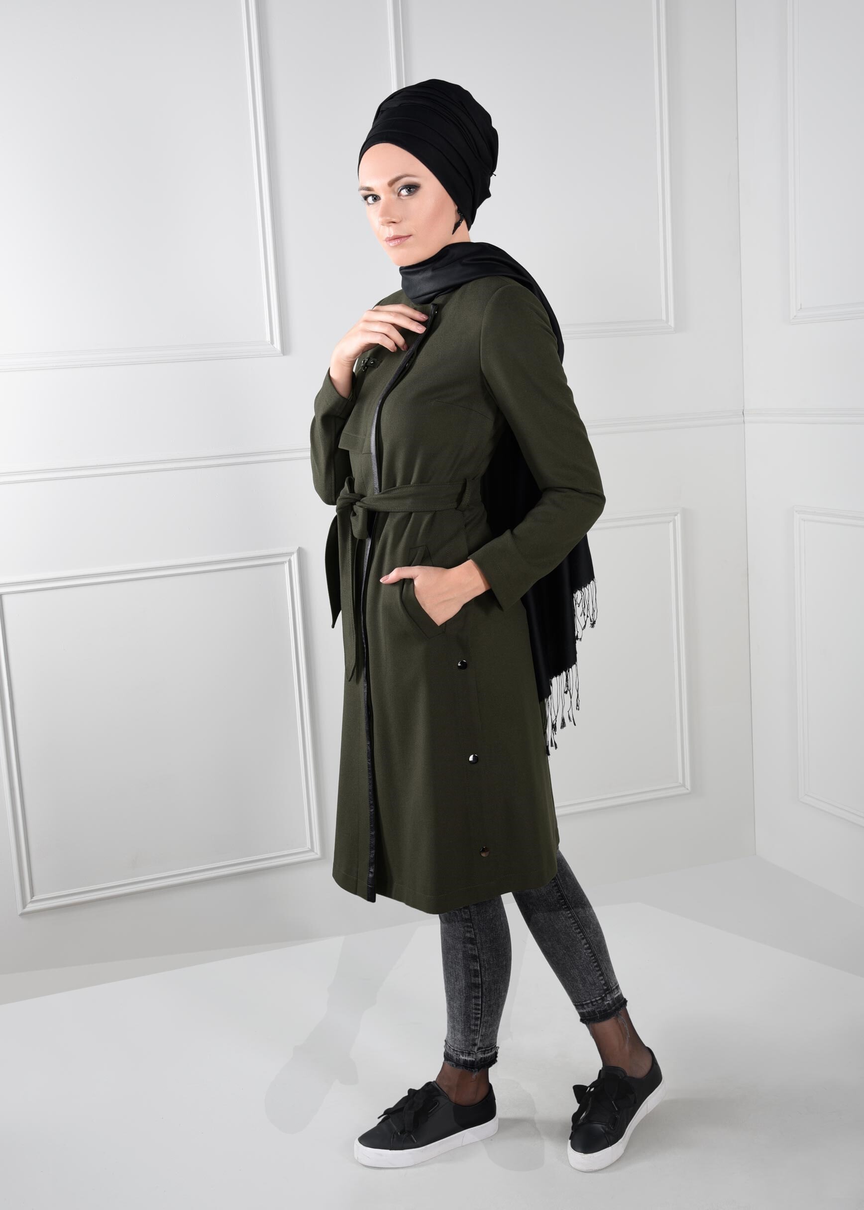 Tesettür giyim HAKİ YANLARI ZIMBALI KUŞAKLI KRUVAZE TRENÇKOT 1143