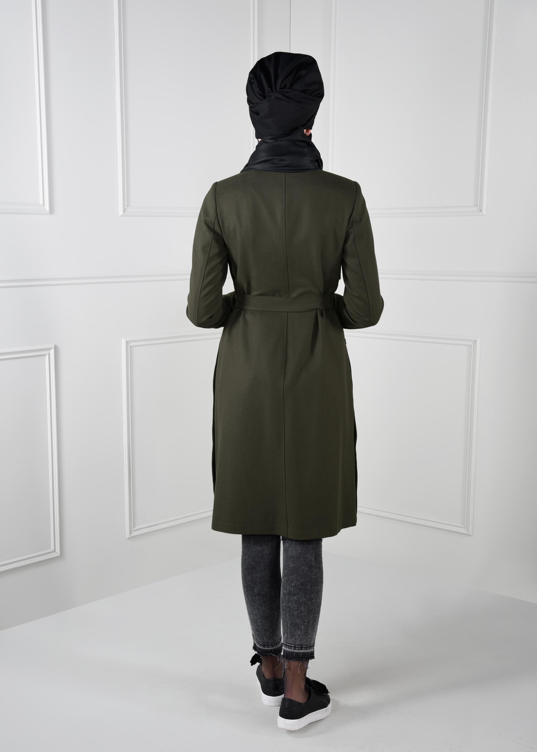 Tesettür giyim HAKİ YANLARI ZIMBALI KUŞAKLI KRUVAZE TRENÇKOT 1143