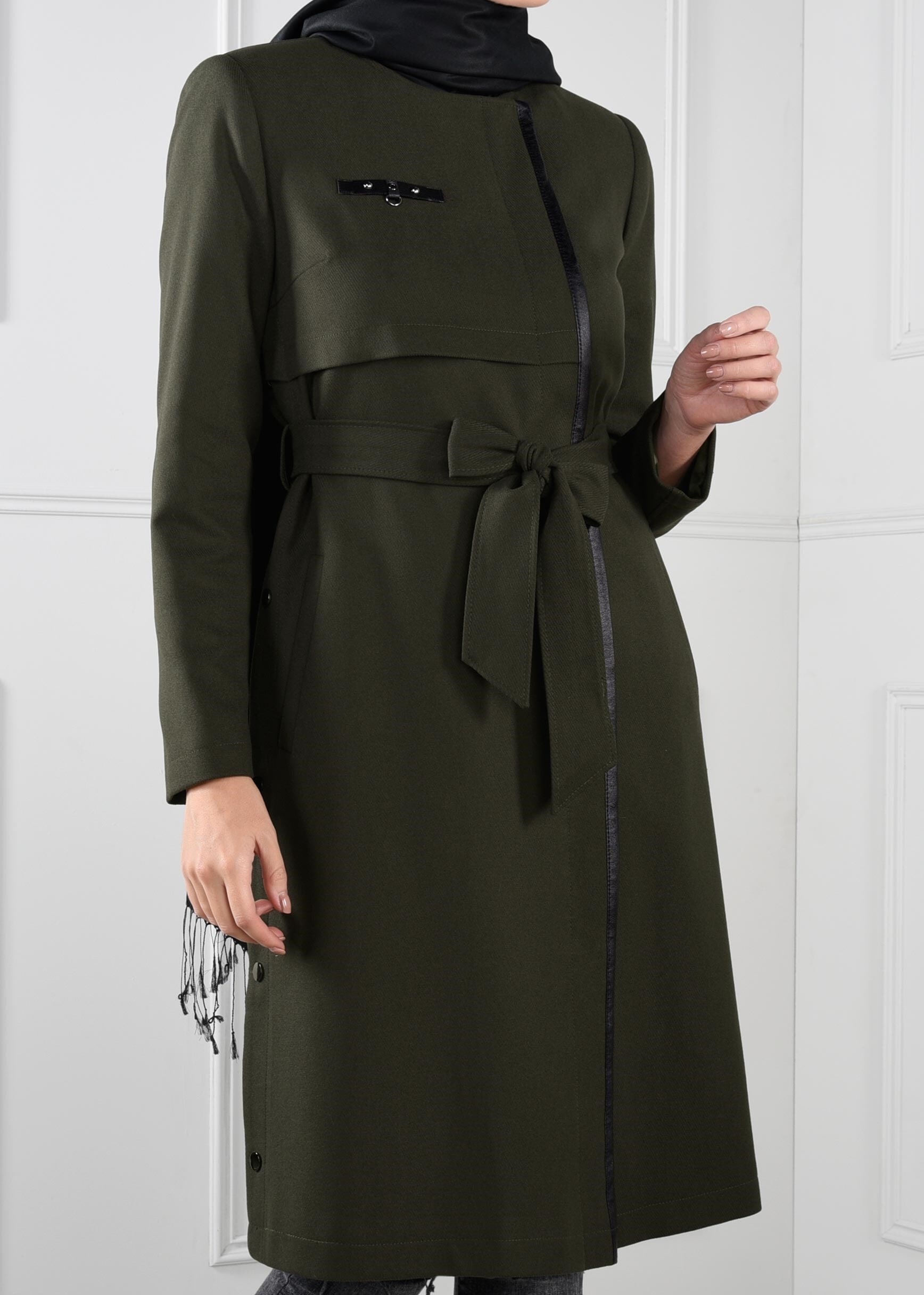 Tesettür giyim HAKİ YANLARI ZIMBALI KUŞAKLI KRUVAZE TRENÇKOT 1143