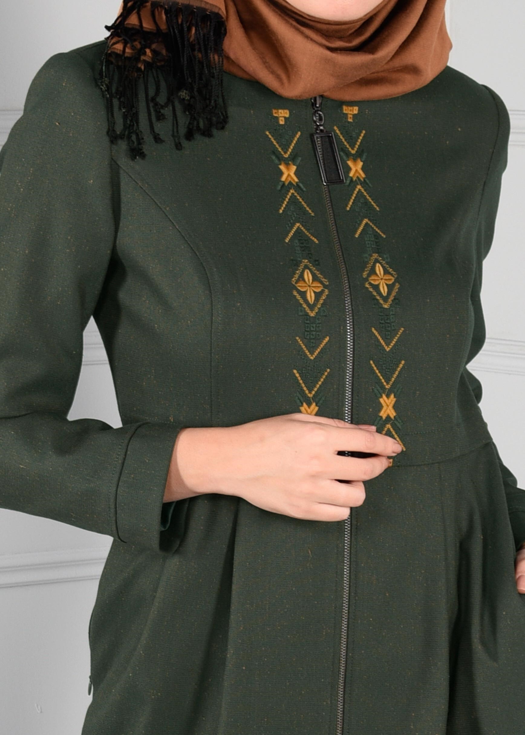 Tesettür giyim YEŞİL NAKIŞ İŞLEMELİ FERMUARLI TRENÇKOT 1145