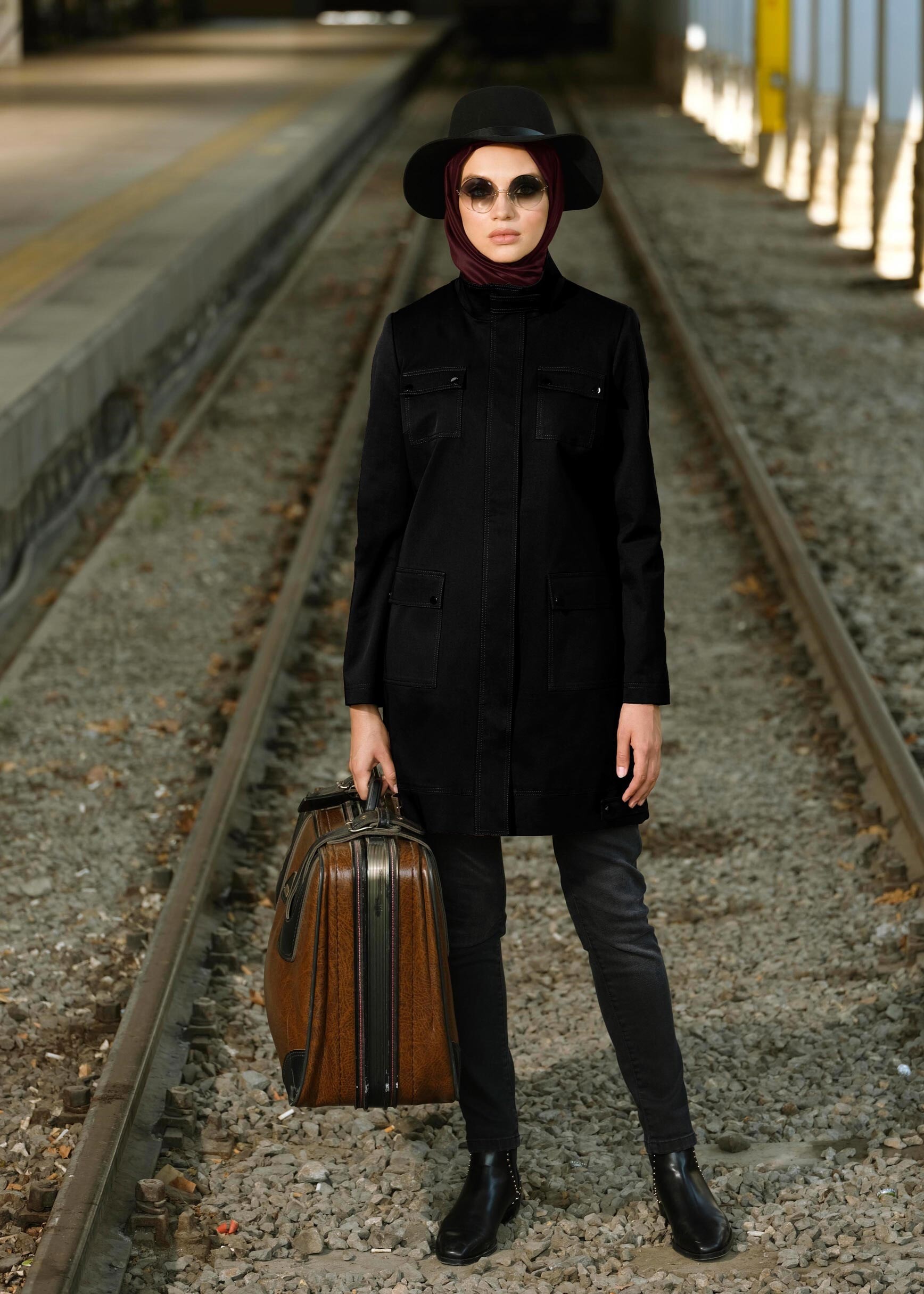 Tesettür giyim SİYAH SIRTI NAKIŞ İŞLEMELİ CEPLİ TRENÇKOT 1150