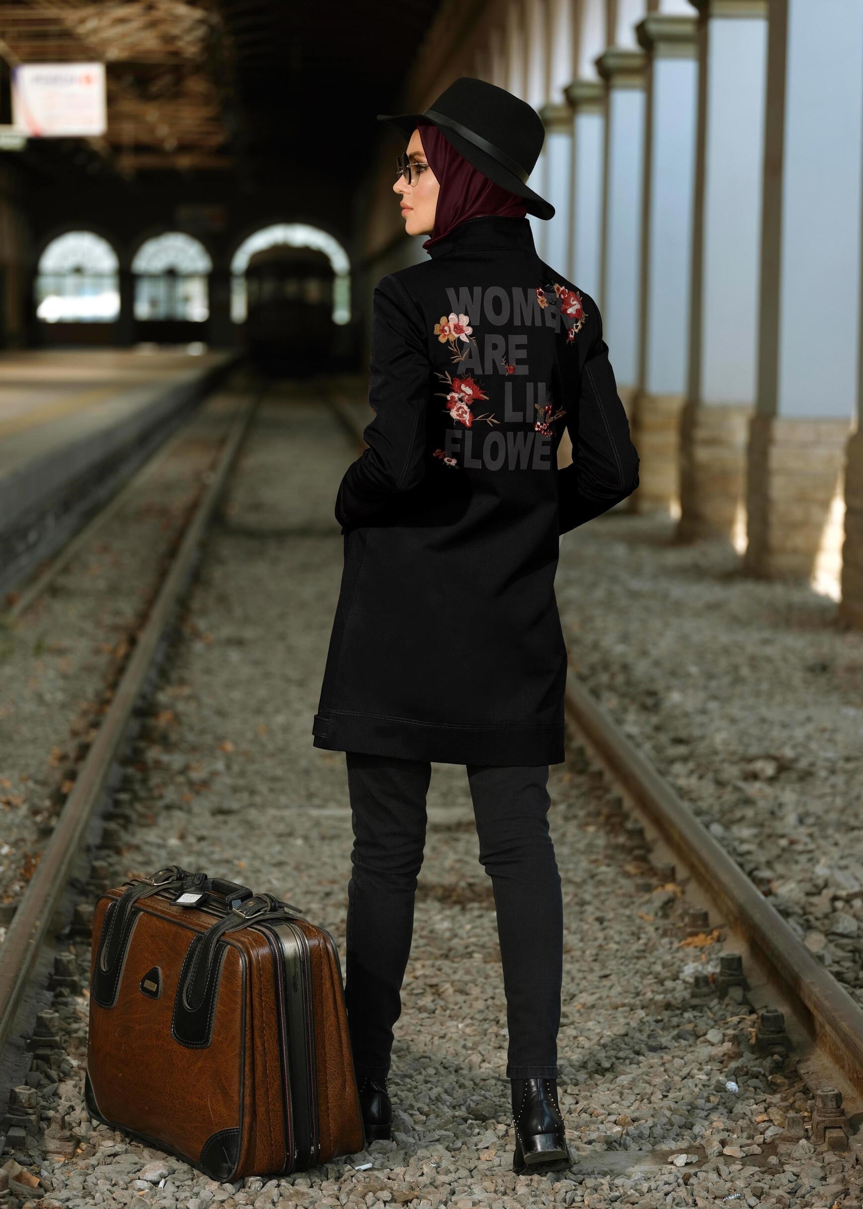 Tesettür giyim SİYAH SIRTI NAKIŞ İŞLEMELİ CEPLİ TRENÇKOT 1150