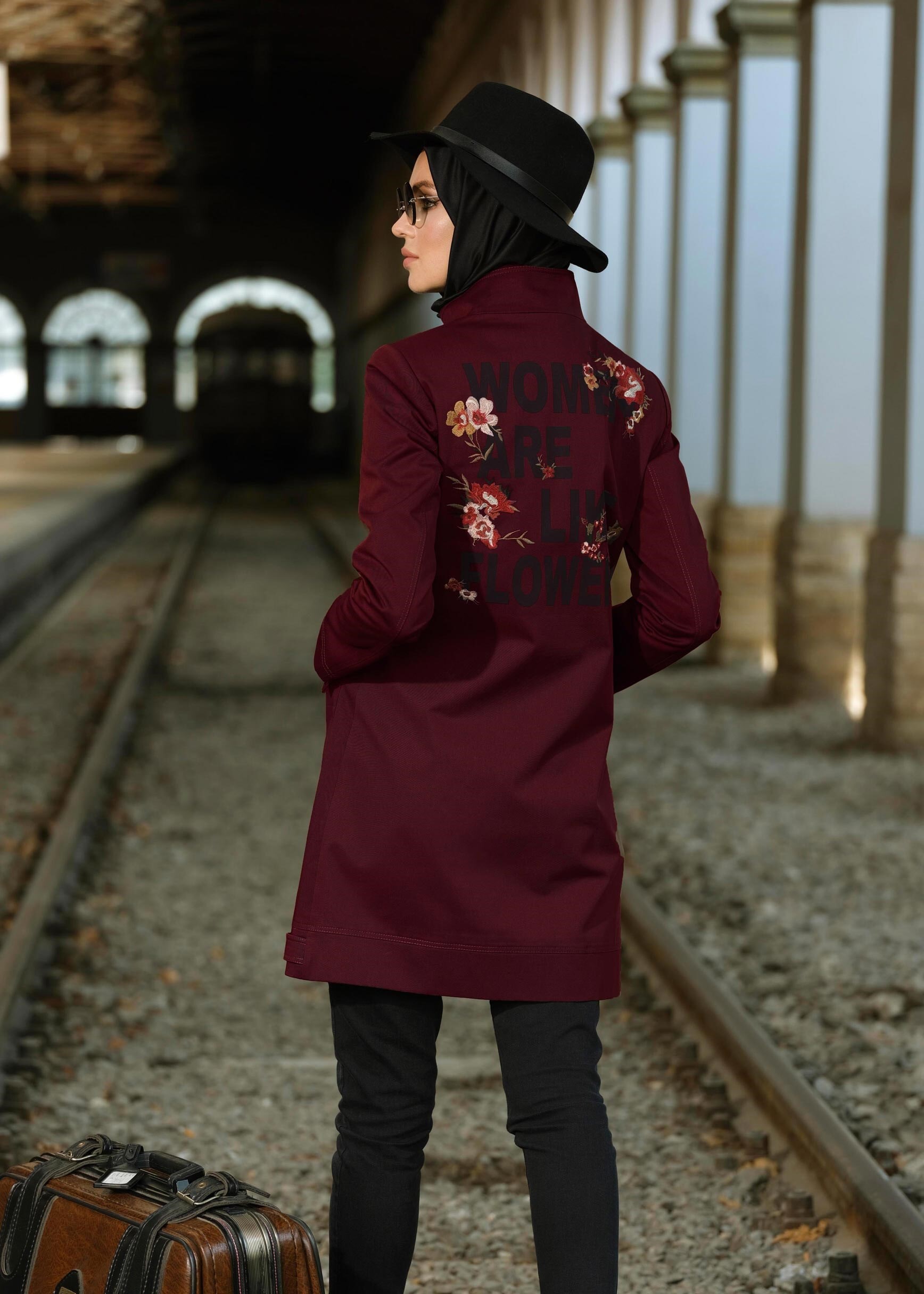 Tesettür giyim BORDO SIRTI NAKIŞ İŞLEMELİ CEPLİ TRENÇKOT 1150