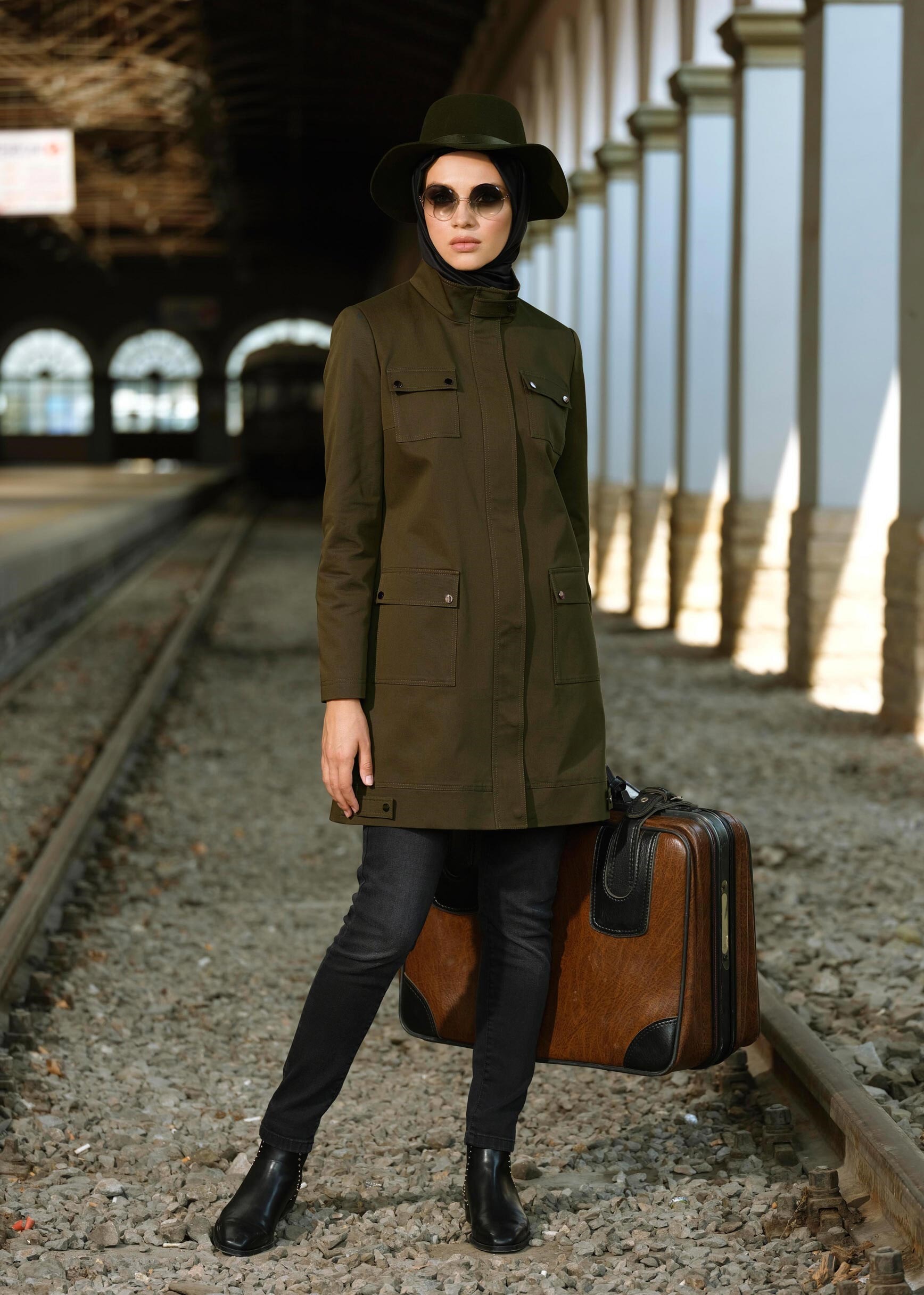 Tesettür giyim HAKİ SIRTI NAKIŞ İŞLEMELİ CEPLİ TRENÇKOT 1150