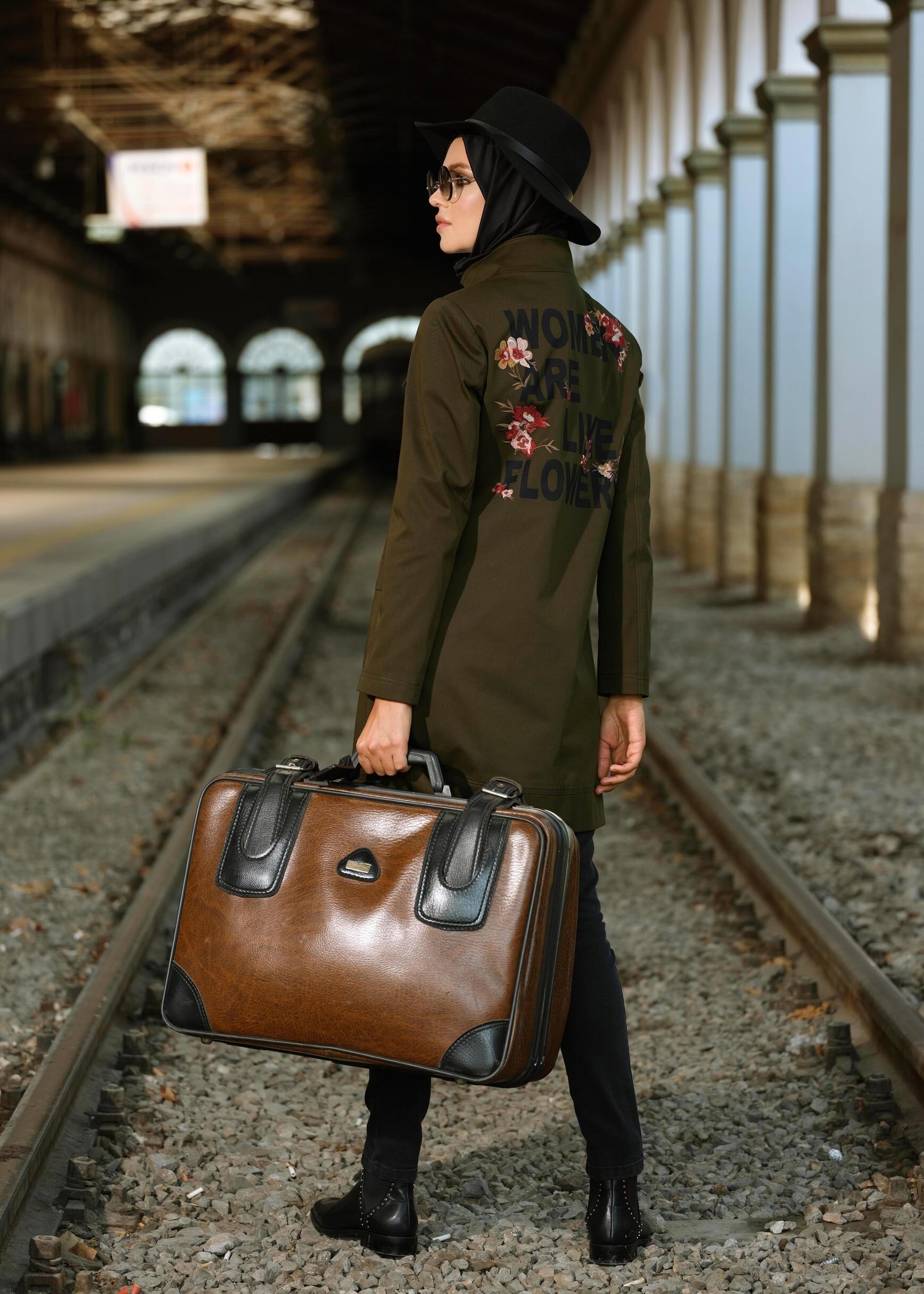 Tesettür giyim HAKİ SIRTI NAKIŞ İŞLEMELİ CEPLİ TRENÇKOT 1150