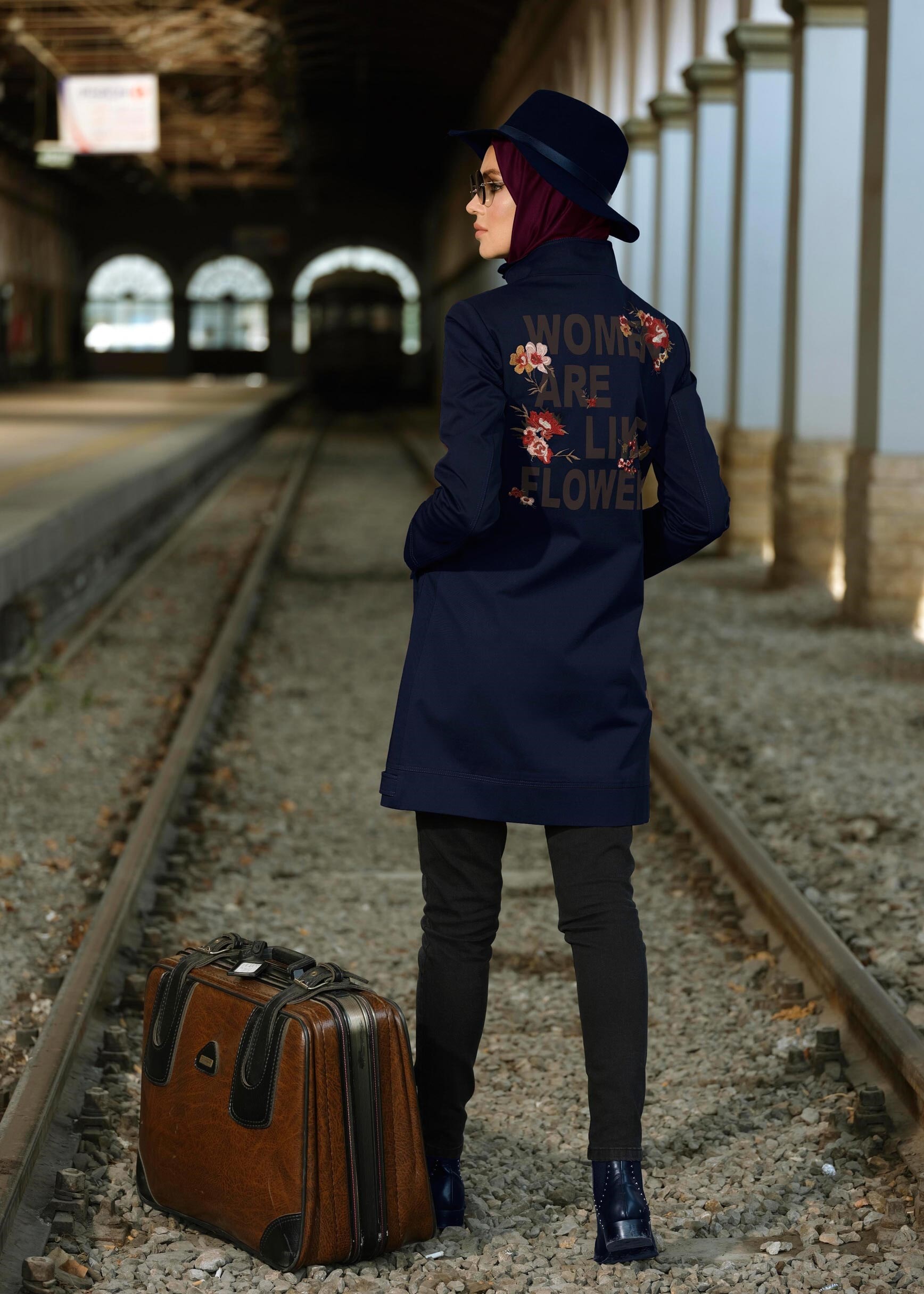 Tesettür giyim LACİVERT SIRTI NAKIŞ İŞLEMELİ CEPLİ TRENÇKOT 1150