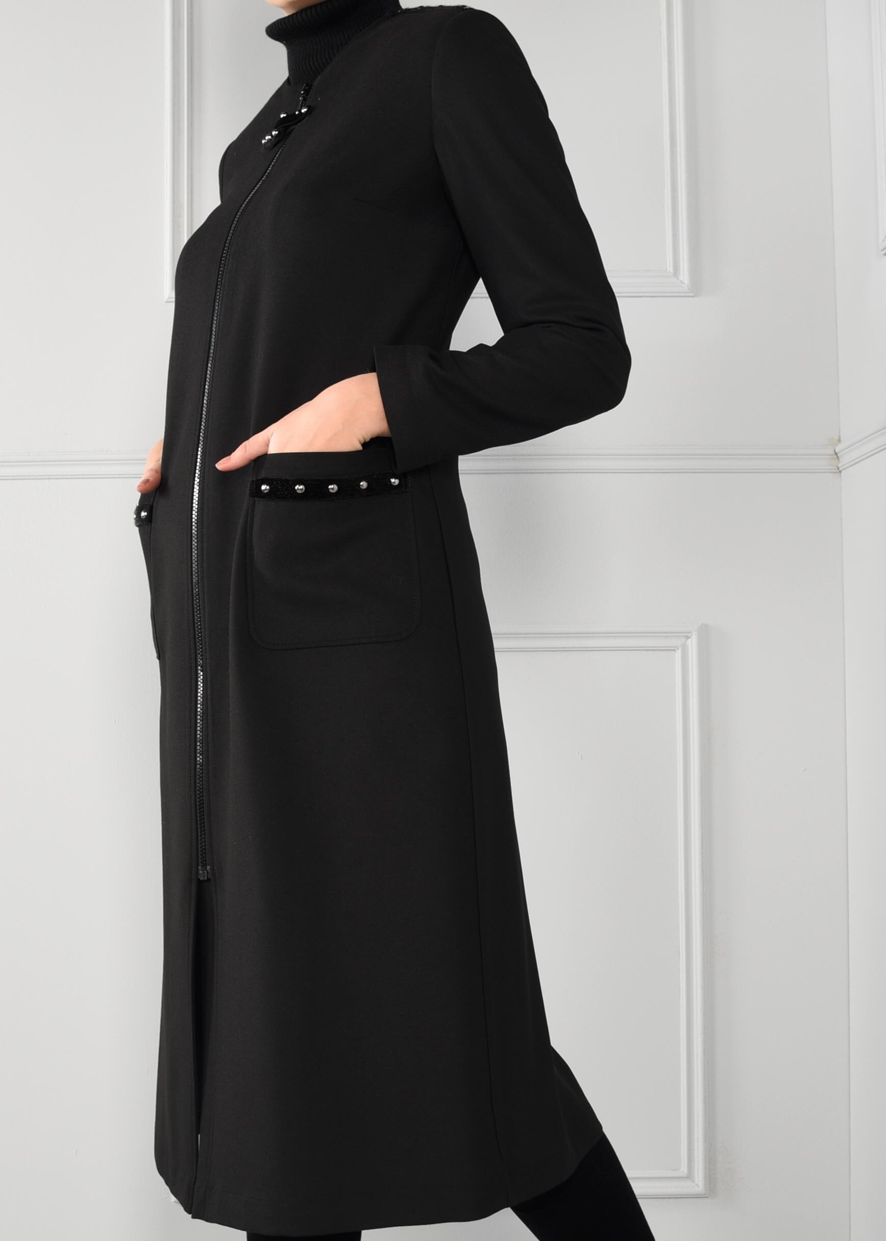 Tesettür giyim SİYAH FERMUARLI CEPLİ BONCUK DETAYLI TRENÇKOT 1151