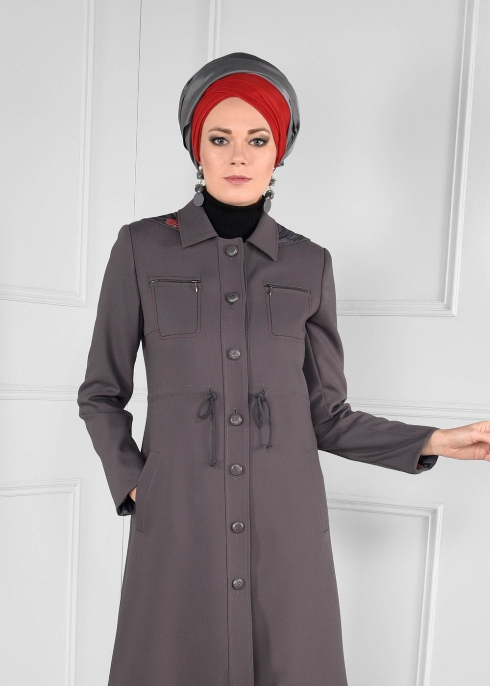 Tesettür giyim GRİ KAPÜŞONLU BELDEN BÜZGÜLÜ DÜĞMELİ TRENÇKOT 1157