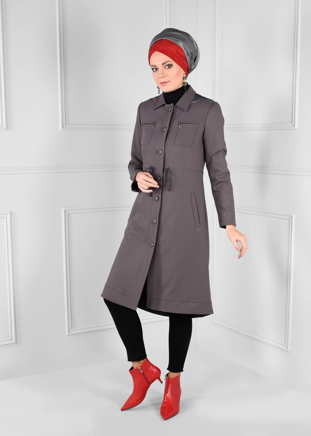 Tesettür giyim GRİ KAPÜŞONLU BELDEN BÜZGÜLÜ DÜĞMELİ TRENÇKOT 1157