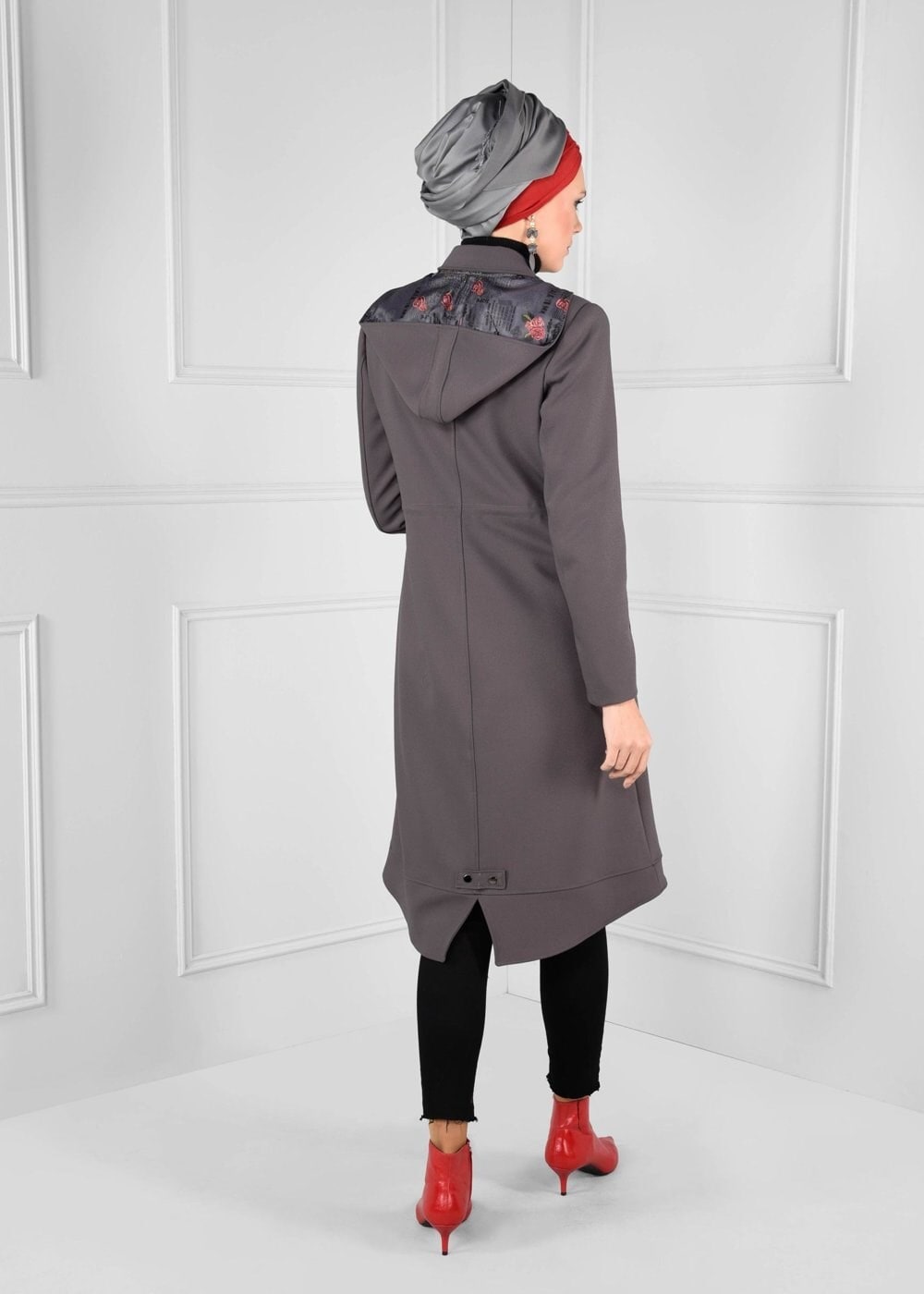 Tesettür giyim GRİ KAPÜŞONLU BELDEN BÜZGÜLÜ DÜĞMELİ TRENÇKOT 1157