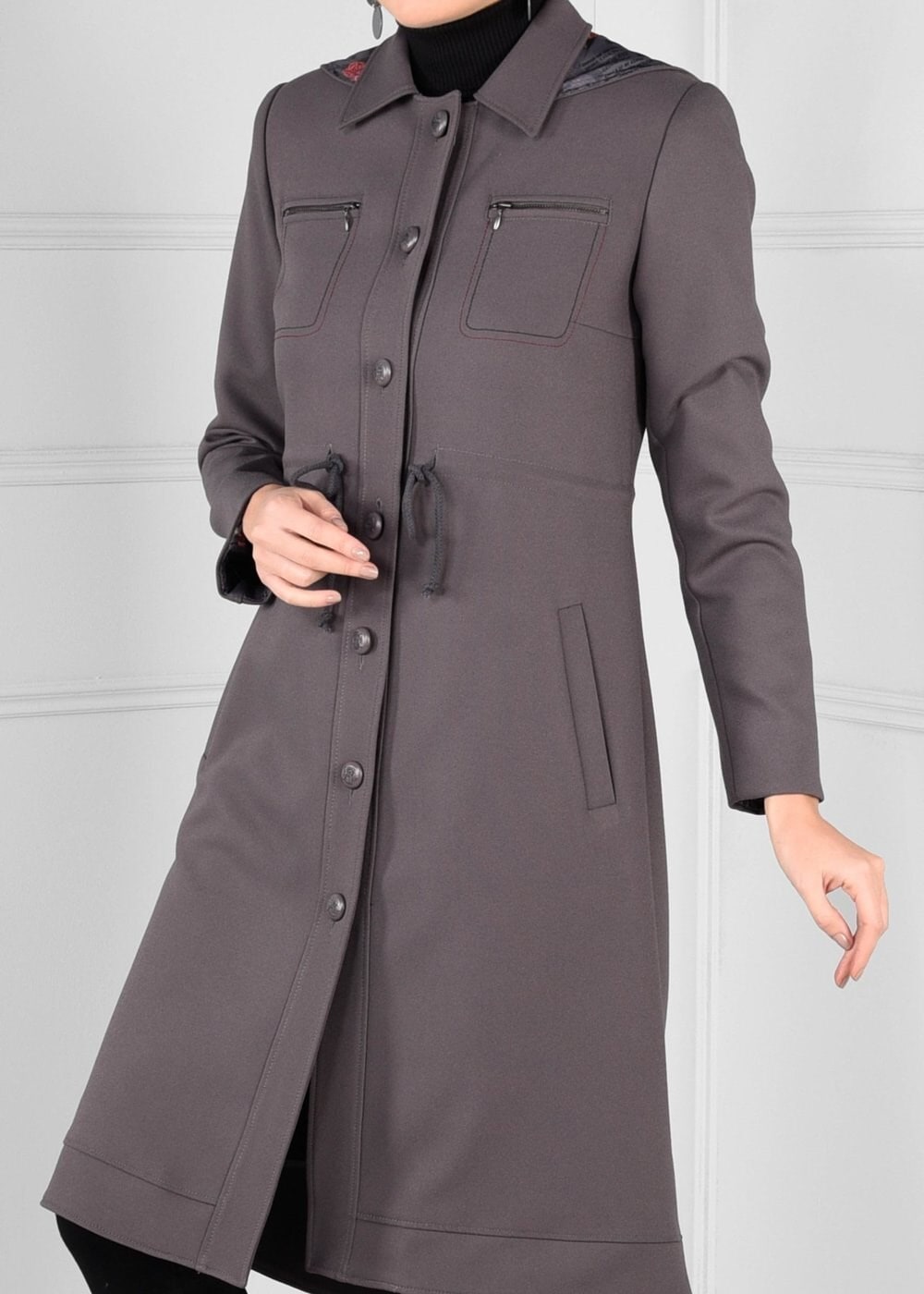 Tesettür giyim GRİ KAPÜŞONLU BELDEN BÜZGÜLÜ DÜĞMELİ TRENÇKOT 1157