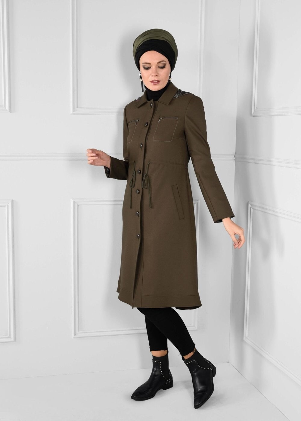 Tesettür giyim HAKİ KAPÜŞONLU BELDEN BÜZGÜLÜ DÜĞMELİ TRENÇKOT 1157