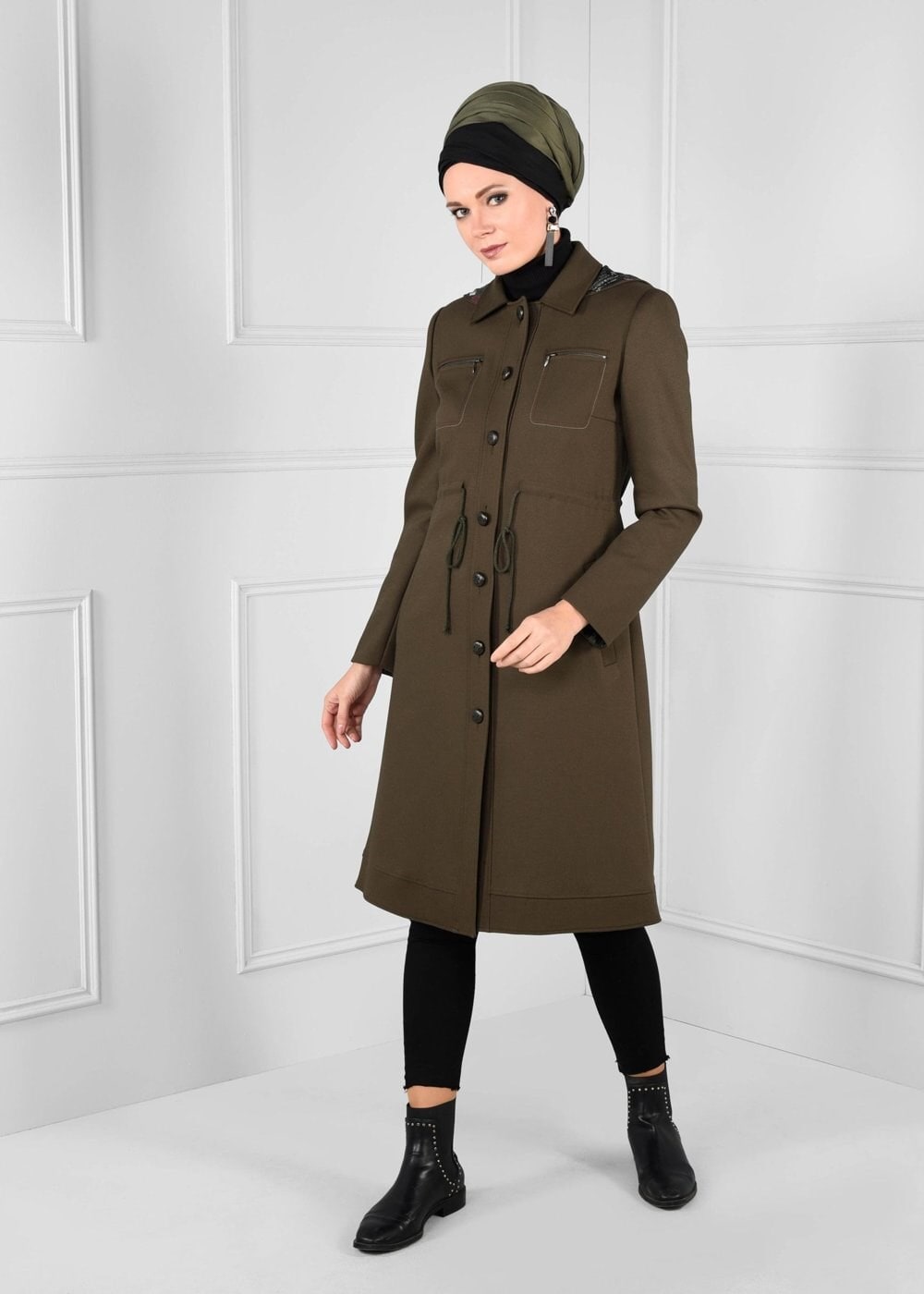 Tesettür giyim HAKİ KAPÜŞONLU BELDEN BÜZGÜLÜ DÜĞMELİ TRENÇKOT 1157