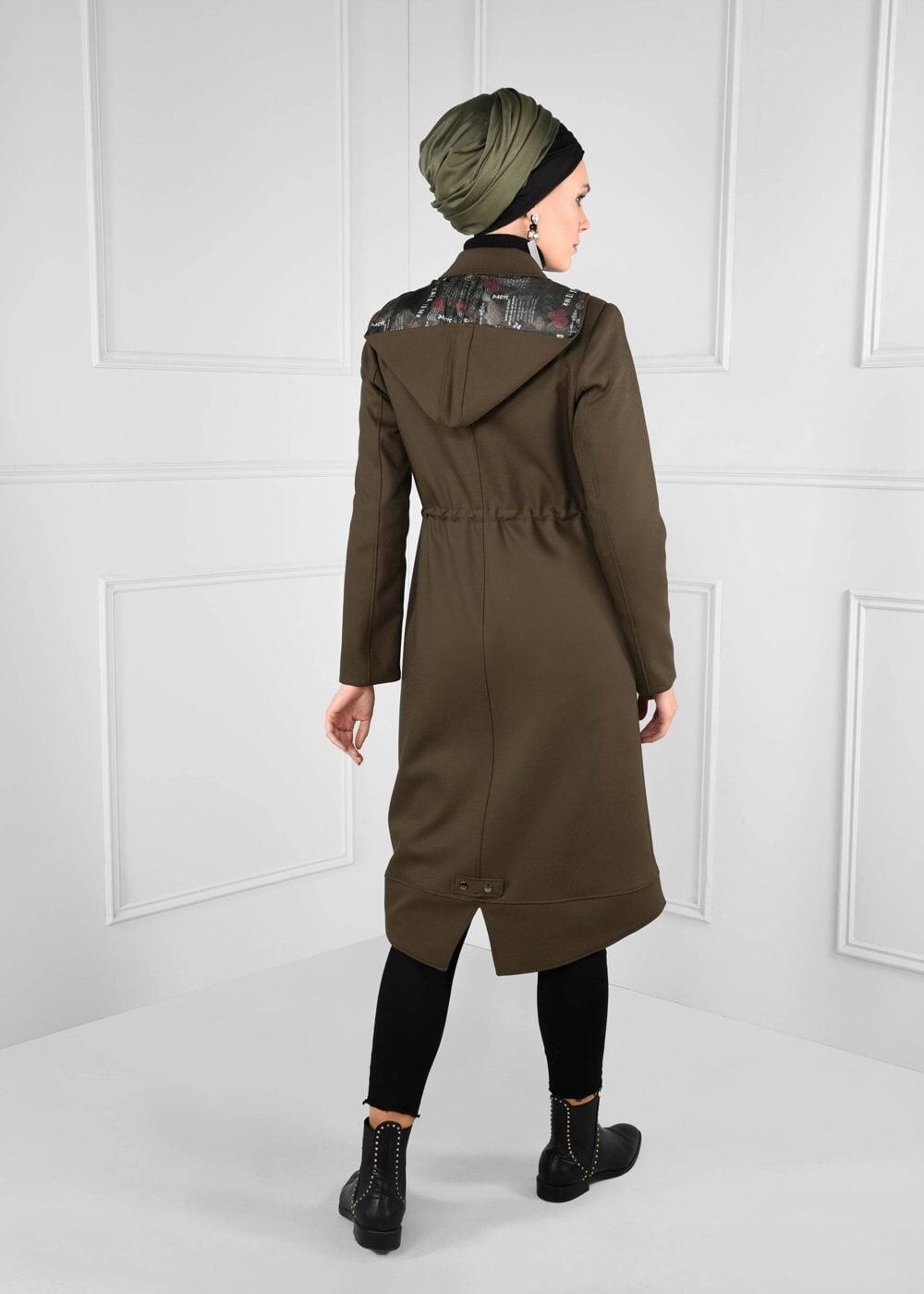 Tesettür giyim HAKİ KAPÜŞONLU BELDEN BÜZGÜLÜ DÜĞMELİ TRENÇKOT 1157