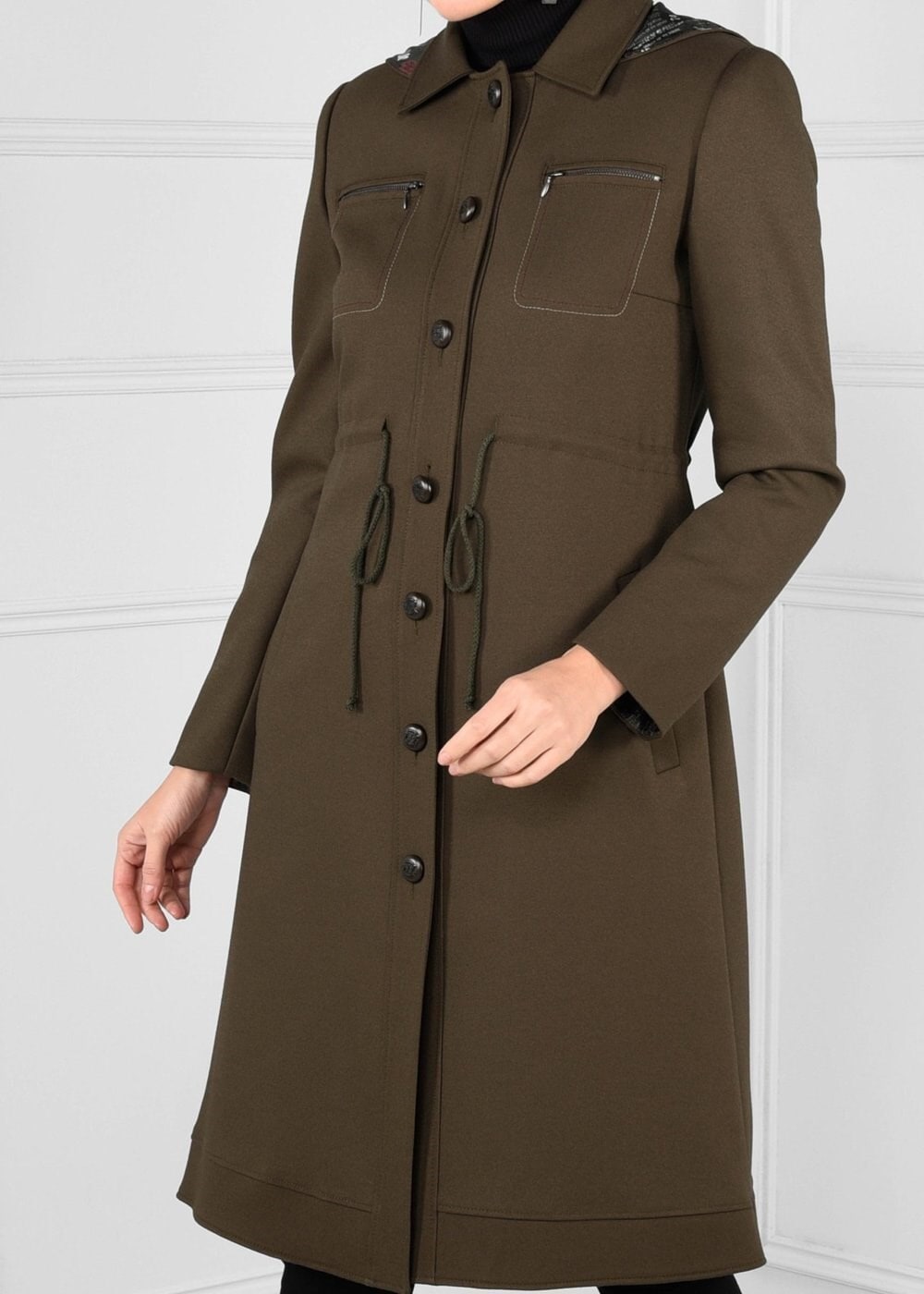 Tesettür giyim HAKİ KAPÜŞONLU BELDEN BÜZGÜLÜ DÜĞMELİ TRENÇKOT 1157