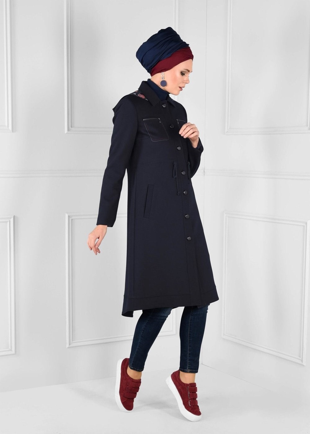 Tesettür giyim LACİVERT KAPÜŞONLU BELDEN BÜZGÜLÜ DÜĞMELİ TRENÇKOT 1157