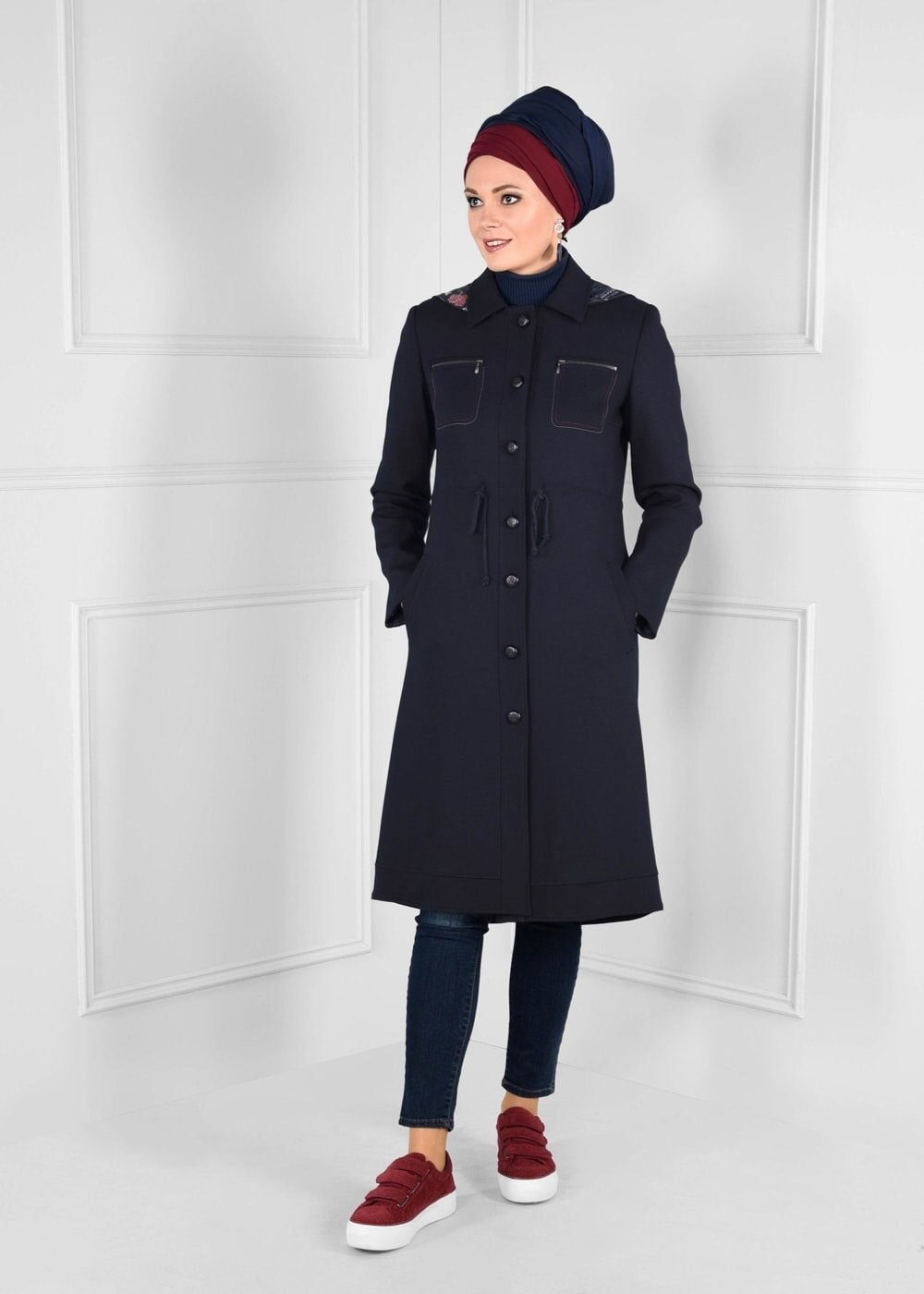 Tesettür giyim LACİVERT KAPÜŞONLU BELDEN BÜZGÜLÜ DÜĞMELİ TRENÇKOT 1157